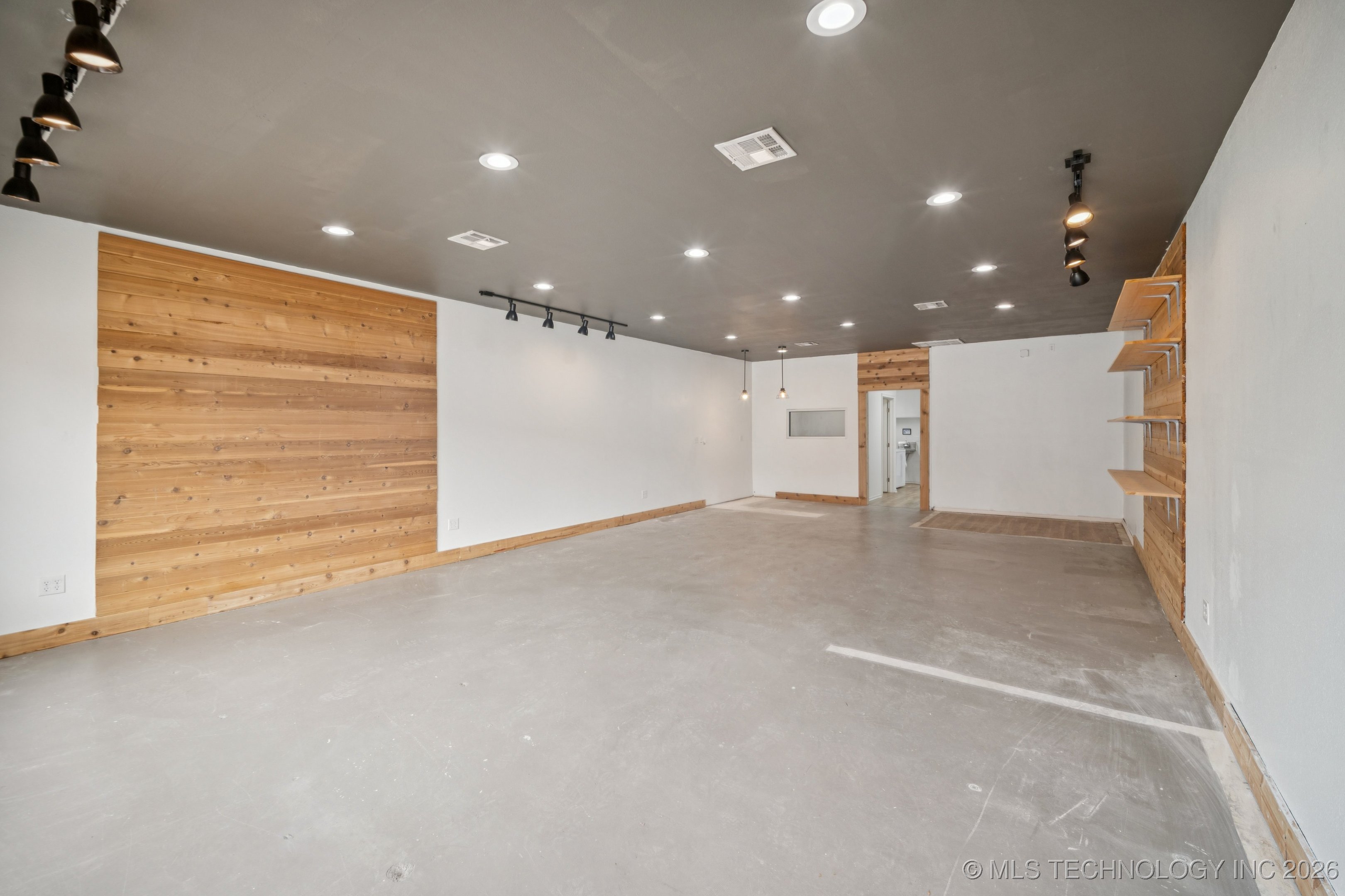 119 N Broadway Street Property Photo 5