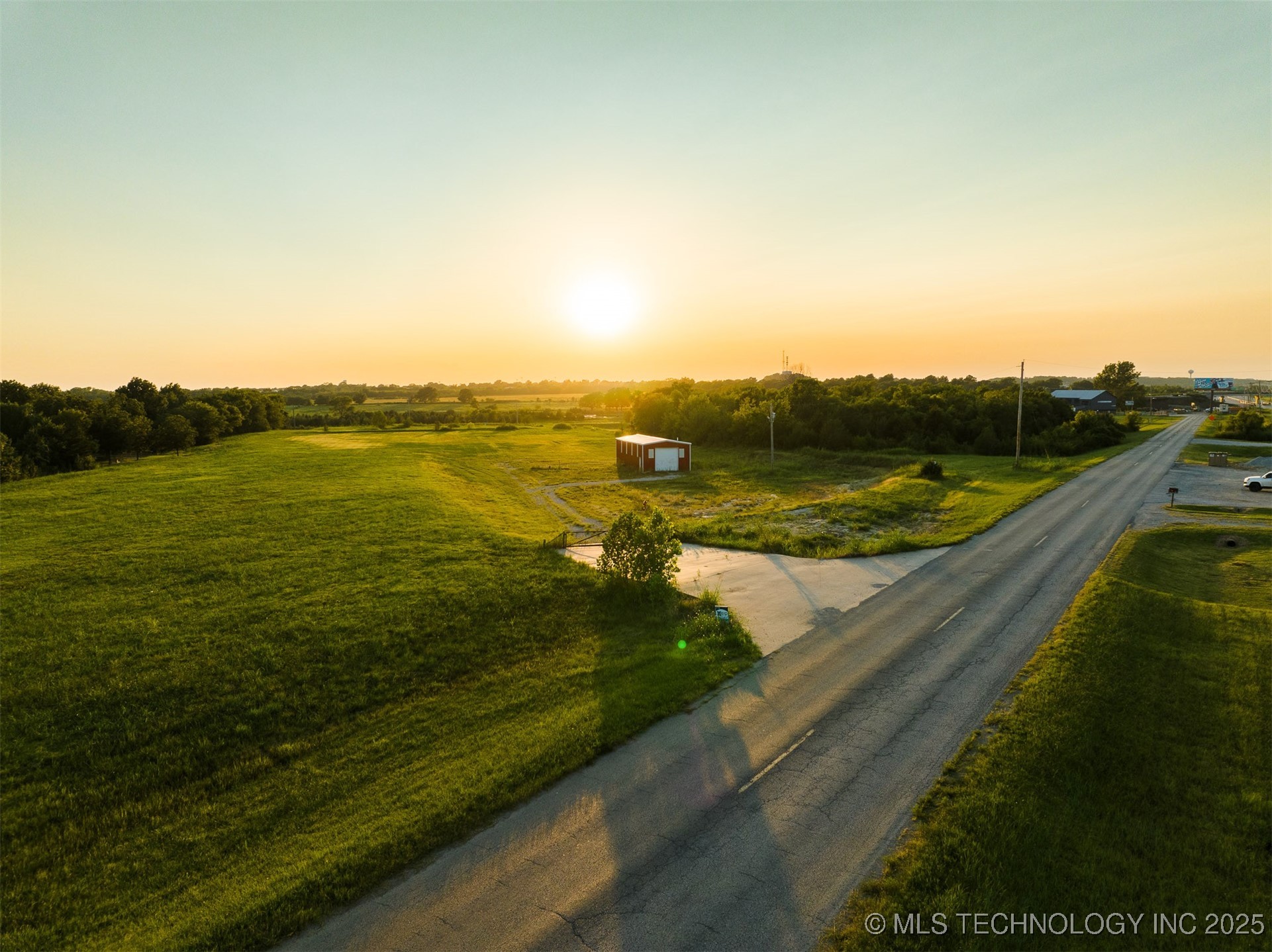 18 S 193rd Avenue Property Photo 25