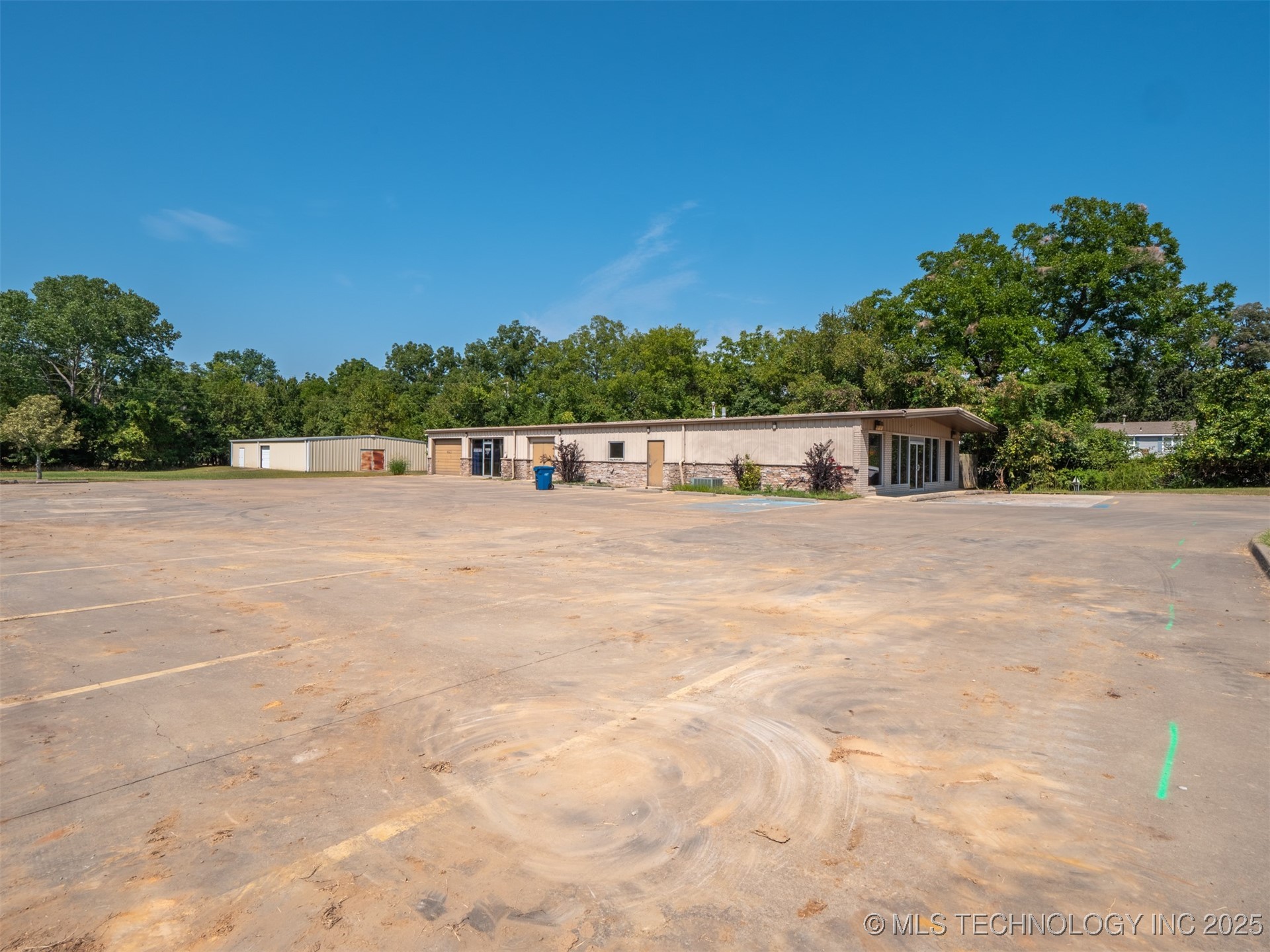 1101 N Strong Avenue Property Photo 3