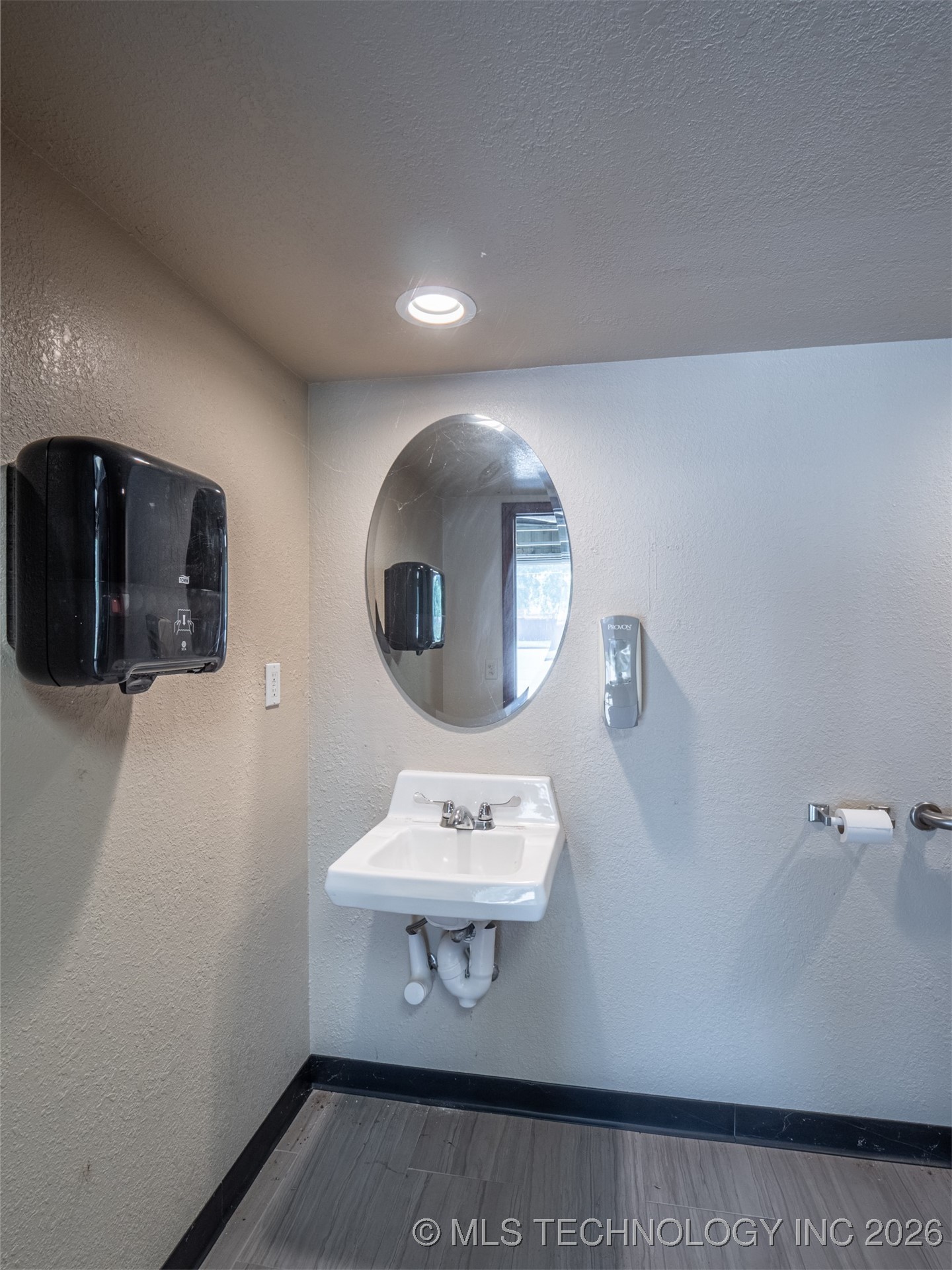 1101 N Strong Avenue Property Photo 9