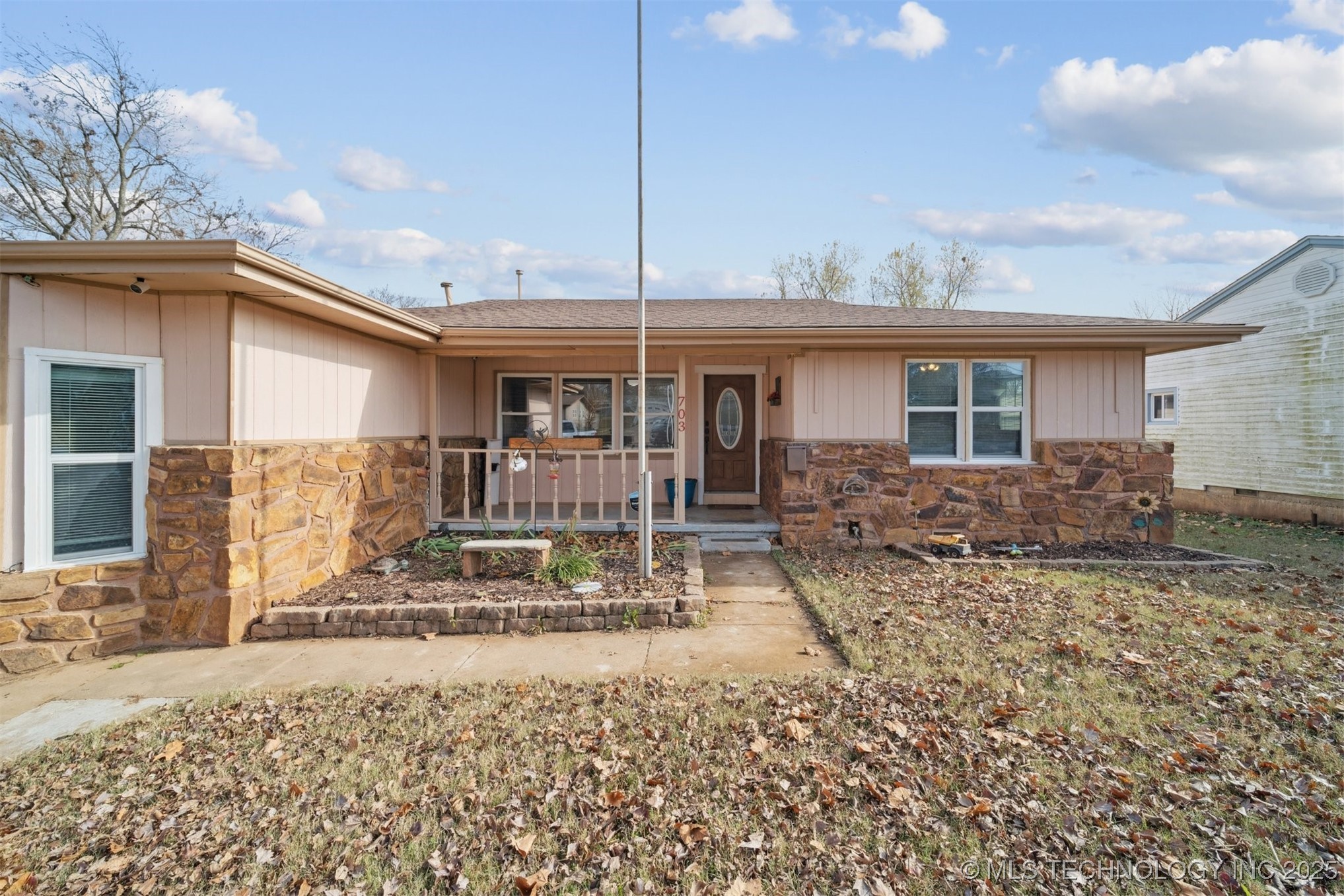 703 N D Avenue Property Photo 2