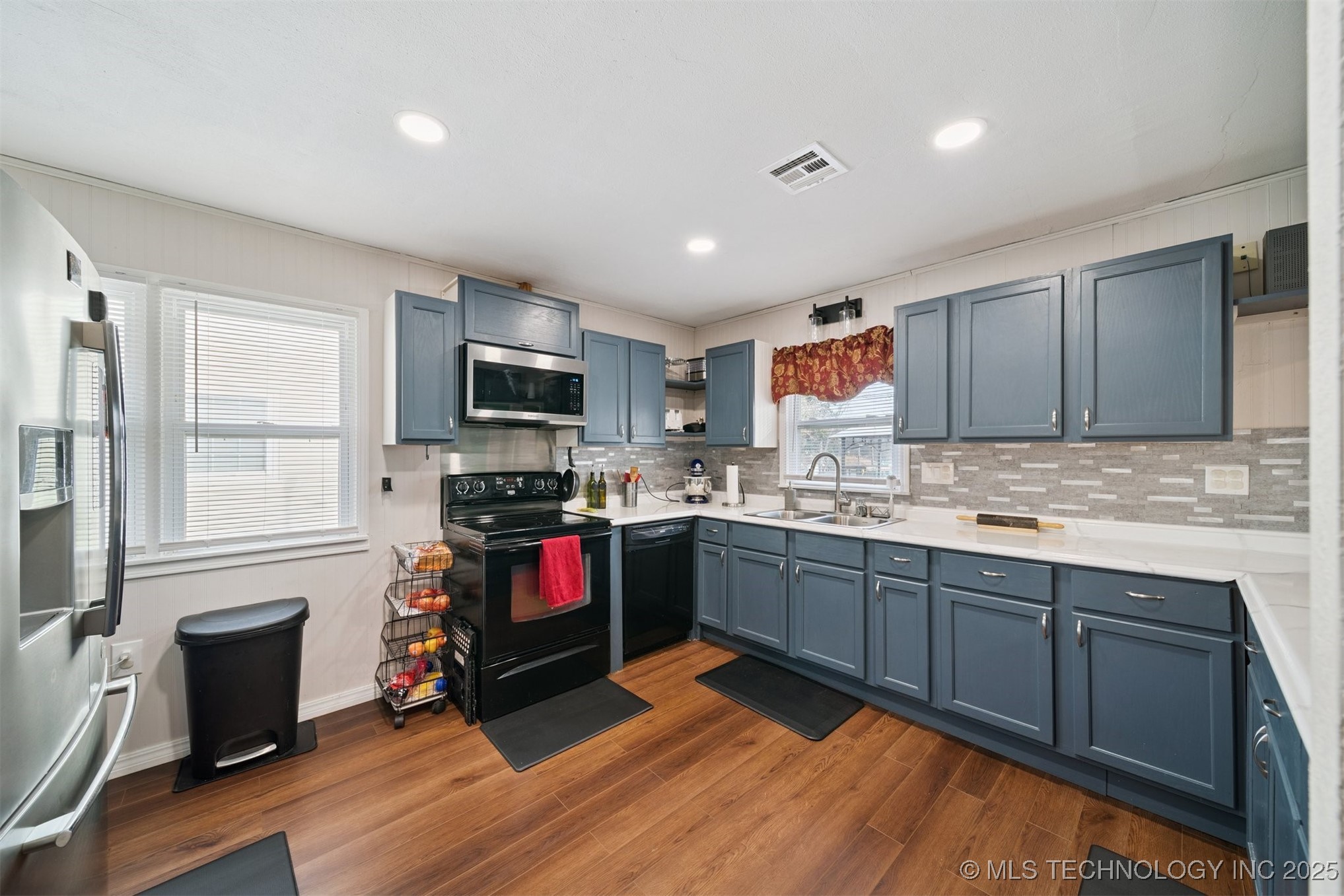 703 N D Avenue Property Photo 9