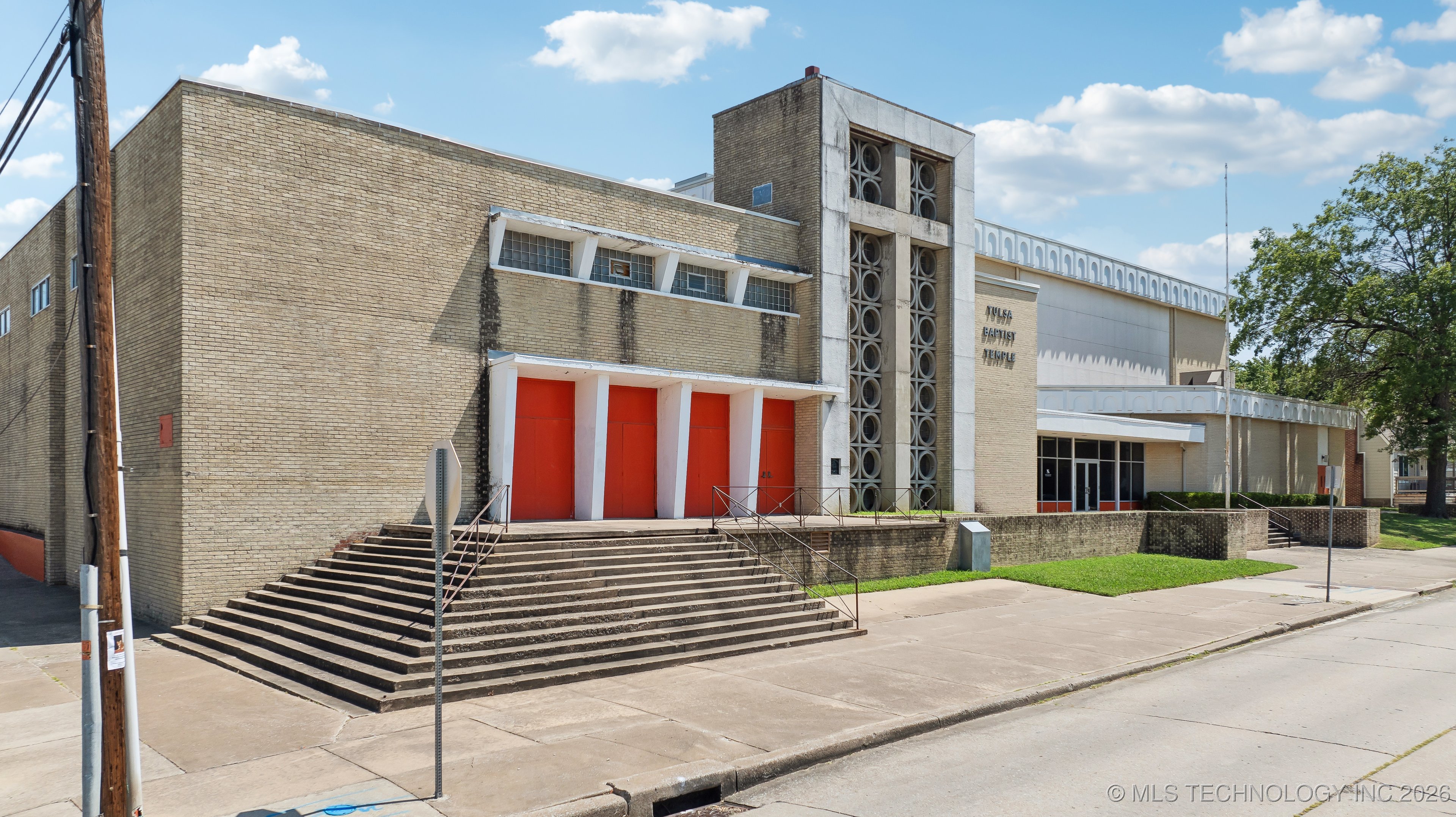 1203 S Columbia Avenue Property Photo 6