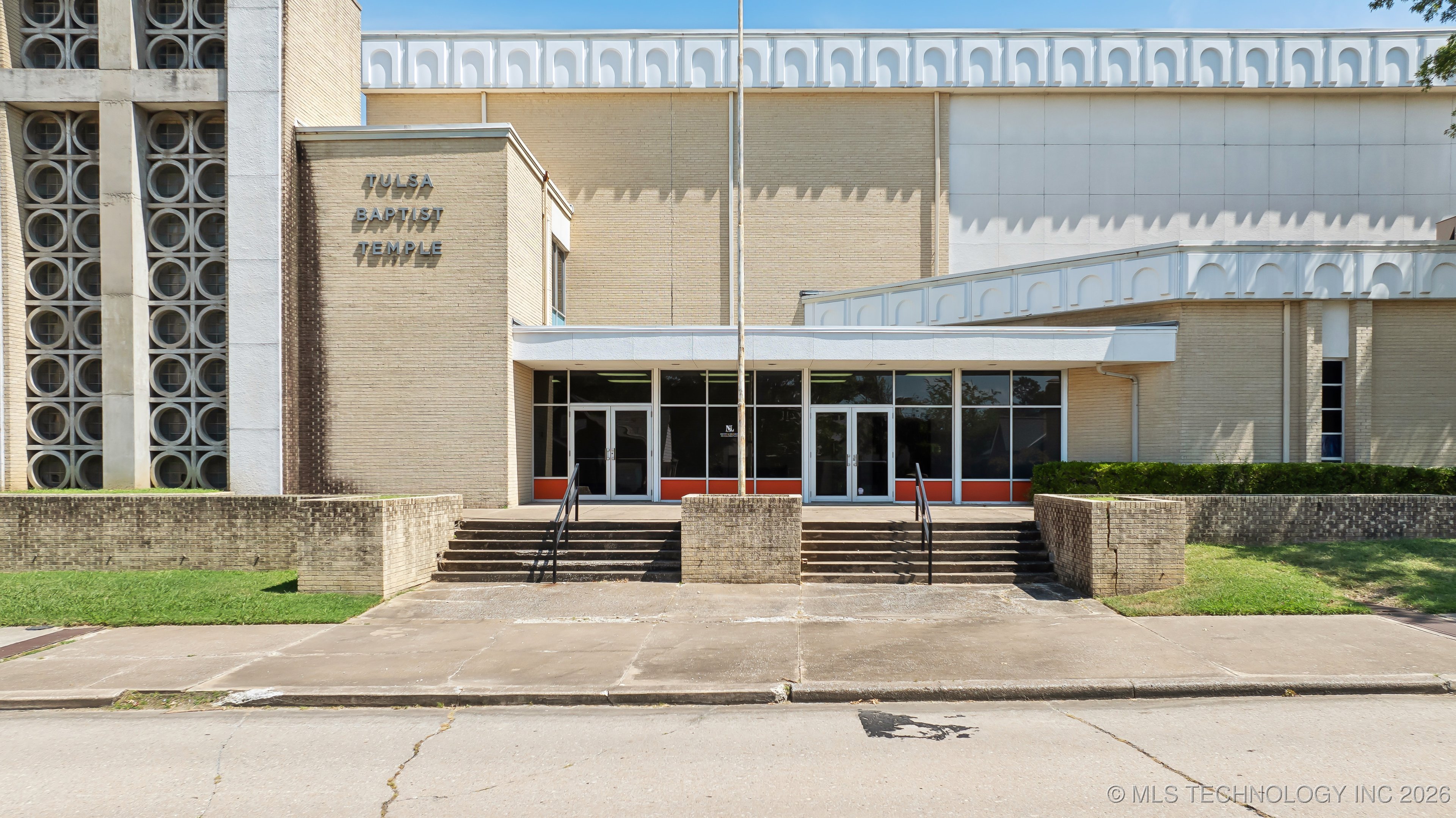 1203 S Columbia Avenue Property Photo 7