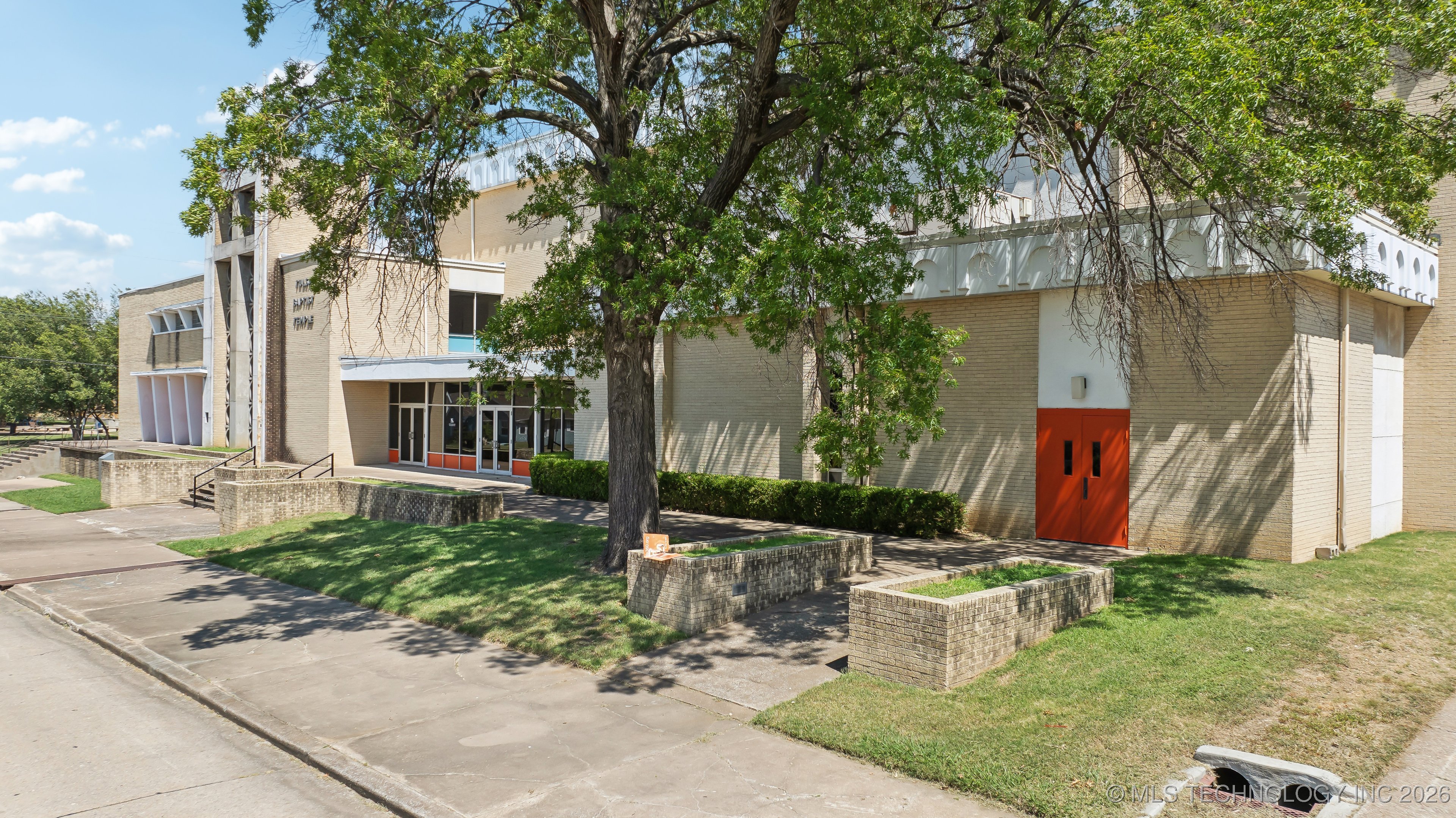 1203 S Columbia Avenue Property Photo 8