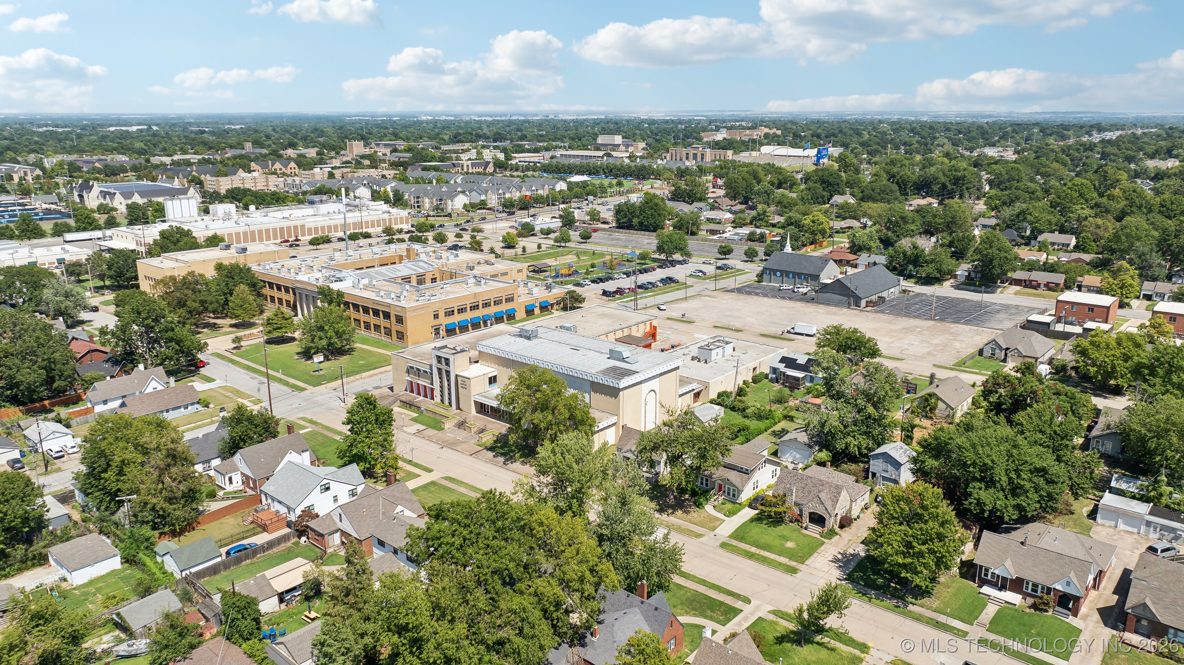 1203 S Columbia Avenue Property Photo 10