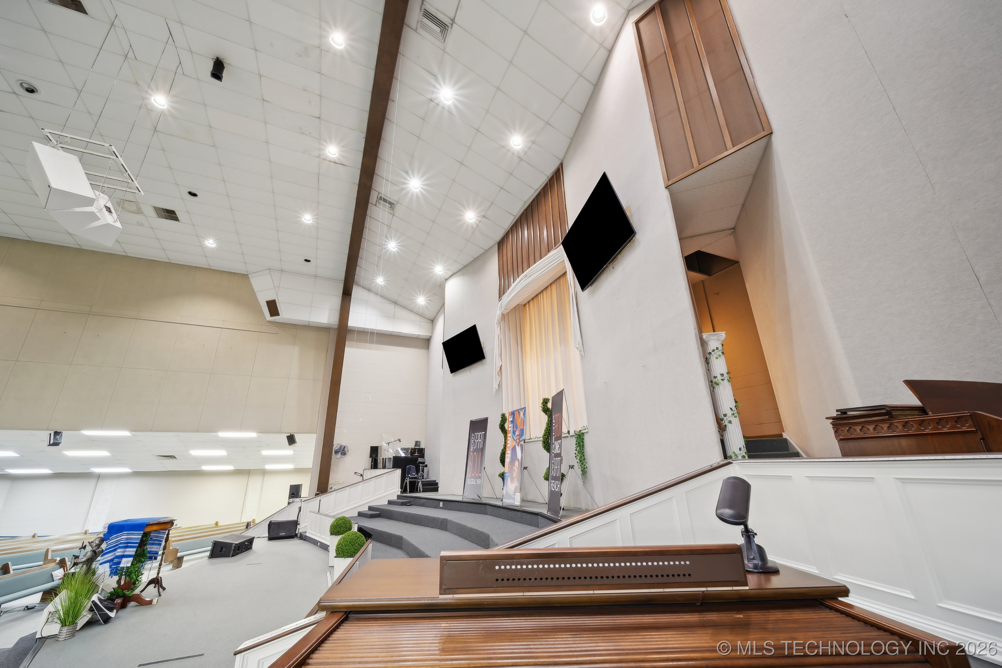 1203 S Columbia Avenue Property Photo 16