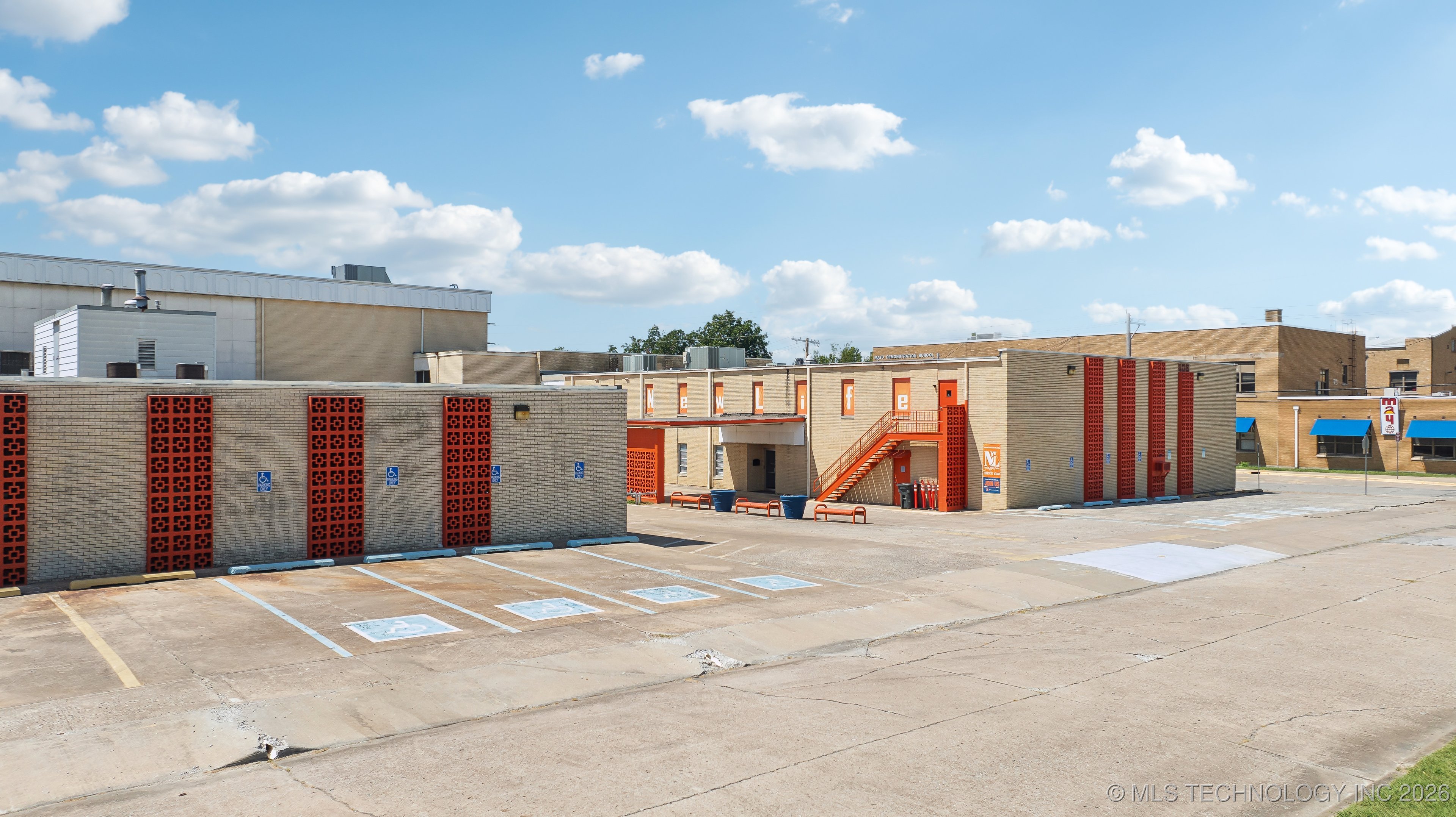 1203 S Columbia Avenue Property Photo 60