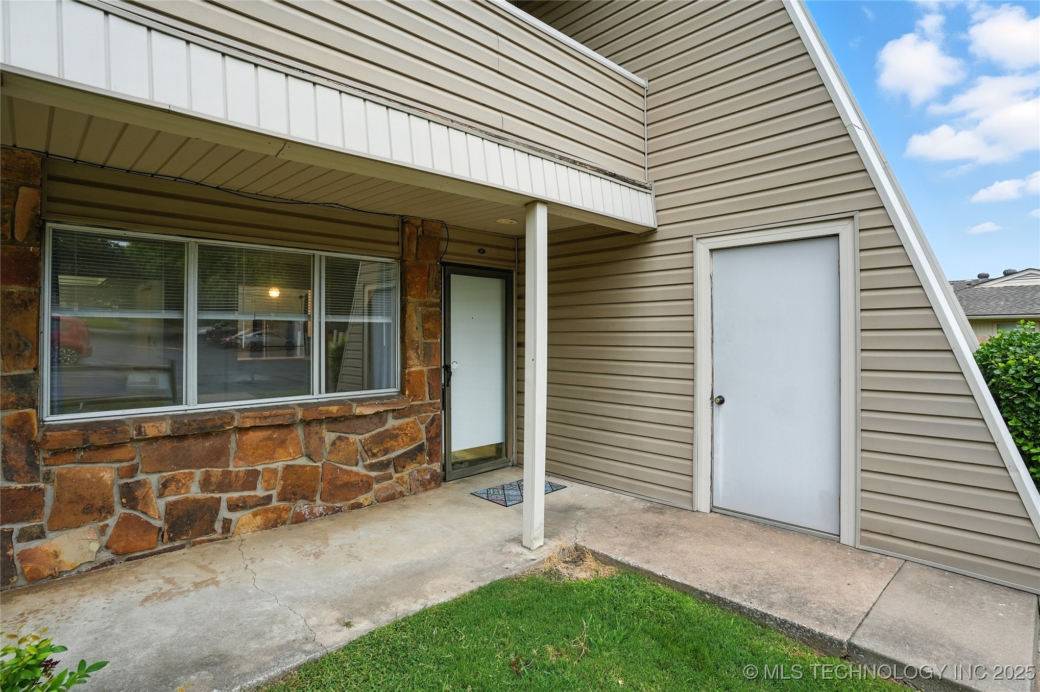 7329 S Yale Avenue 107 Property Photo 3