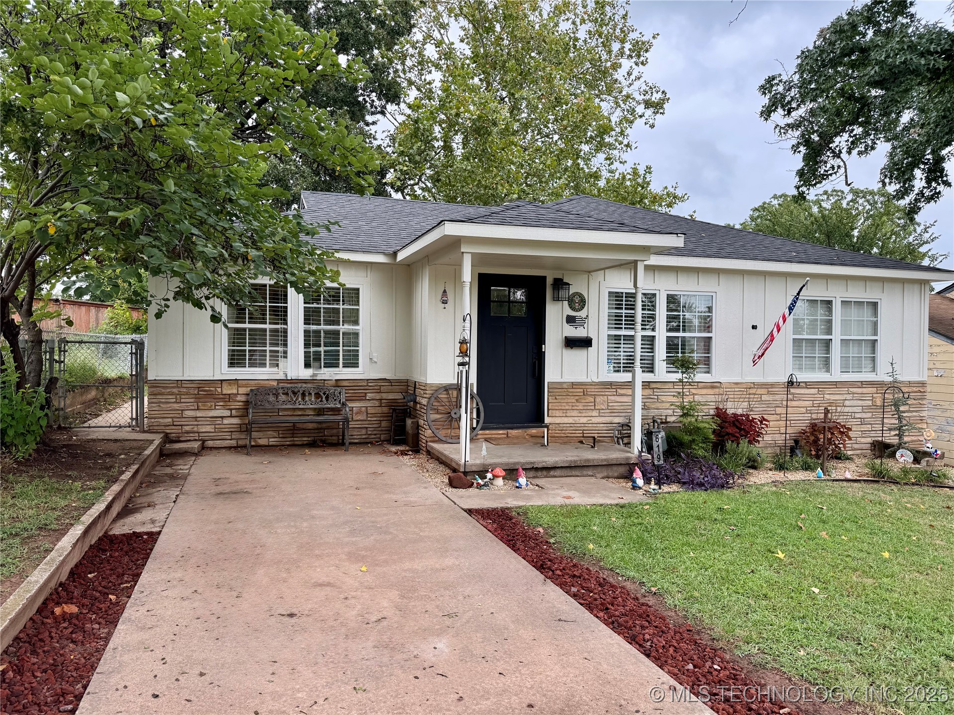 619 E 6th Avenue Property Photo 1