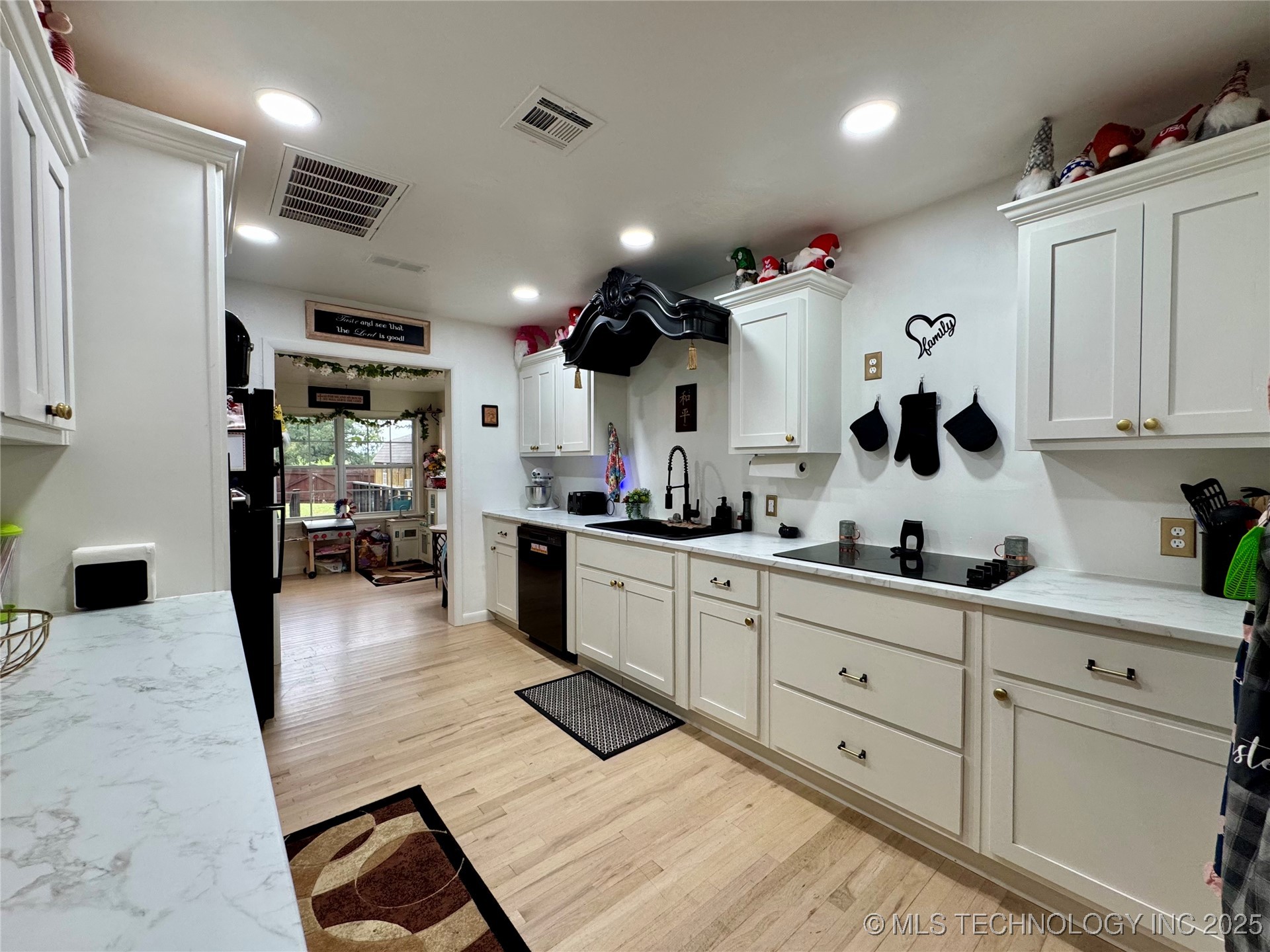 619 E 6th Avenue Property Photo 3