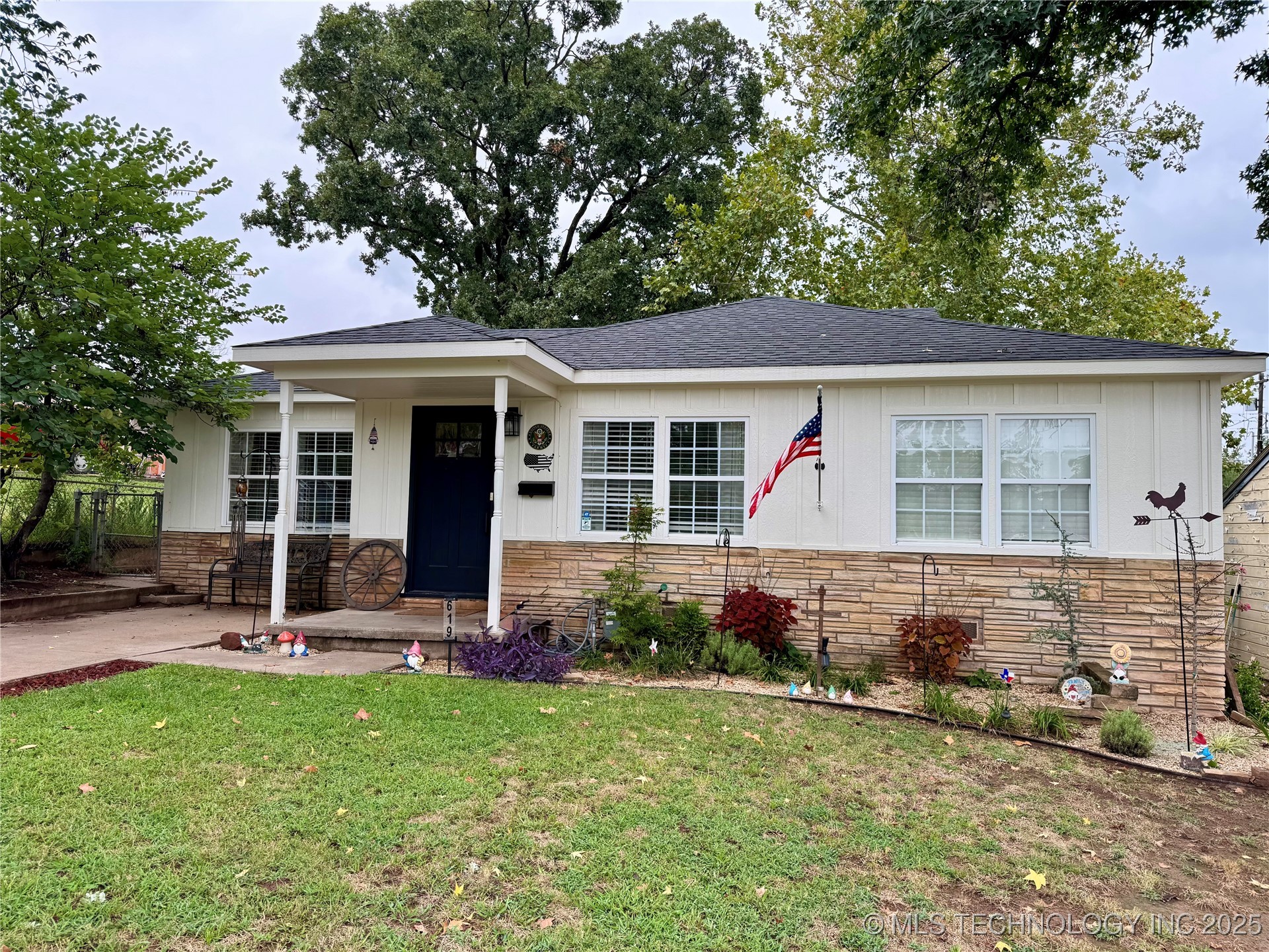 619 E 6th Avenue Property Photo 4