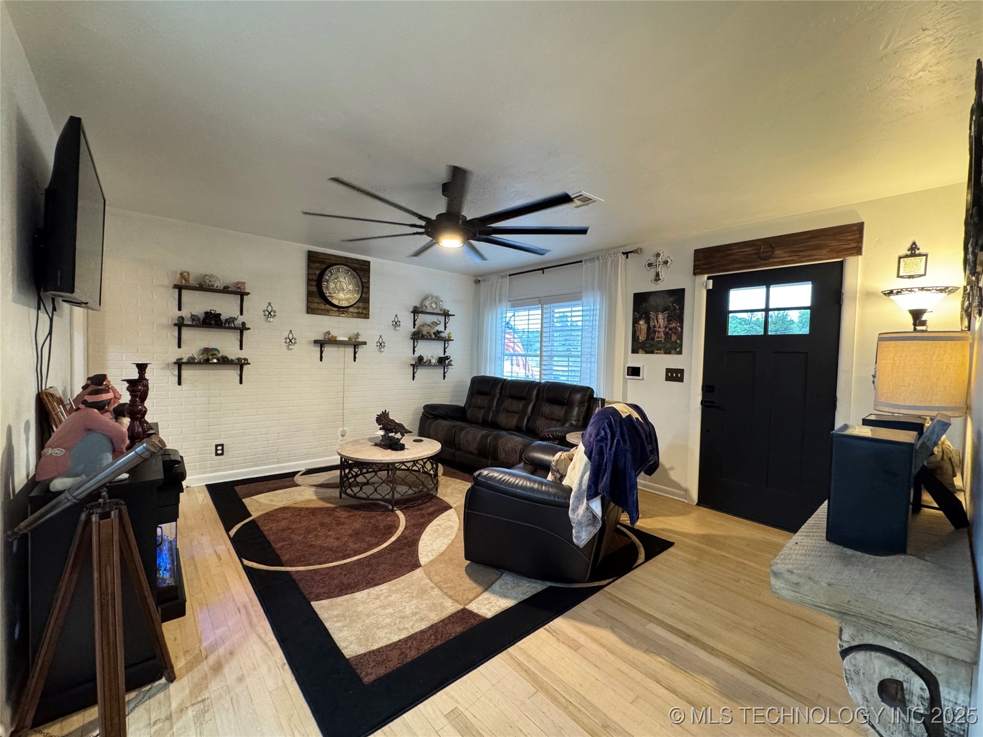 619 E 6th Avenue Property Photo 5