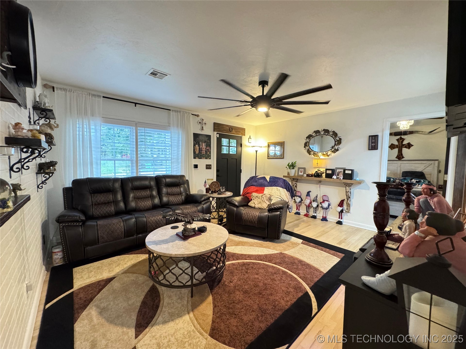 619 E 6th Avenue Property Photo 6