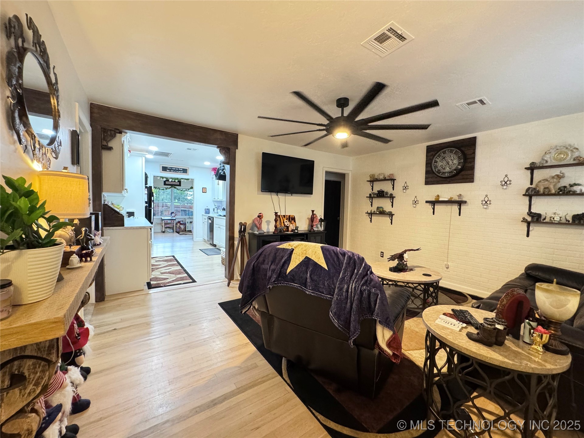 619 E 6th Avenue Property Photo 7