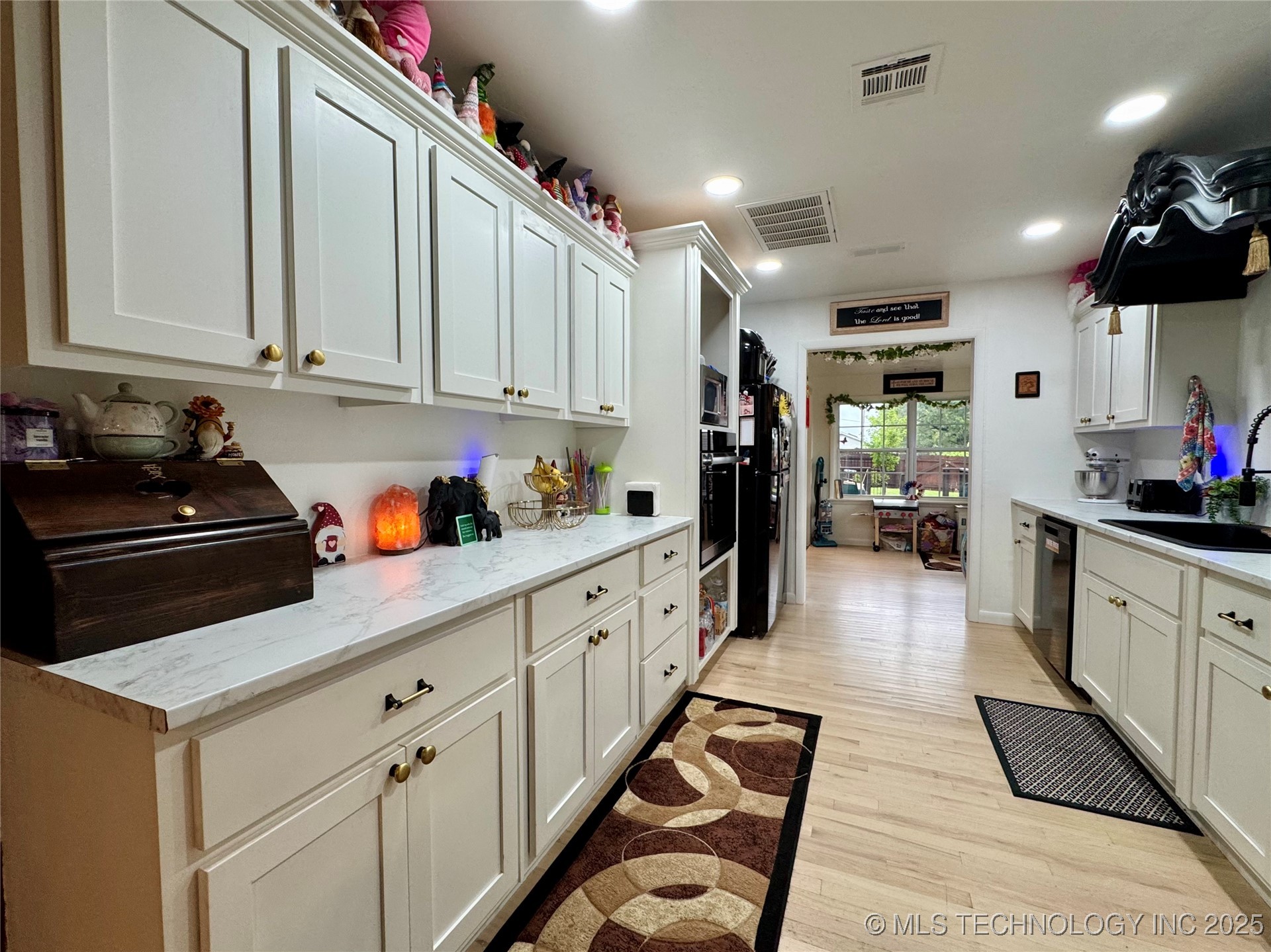 619 E 6th Avenue Property Photo 8