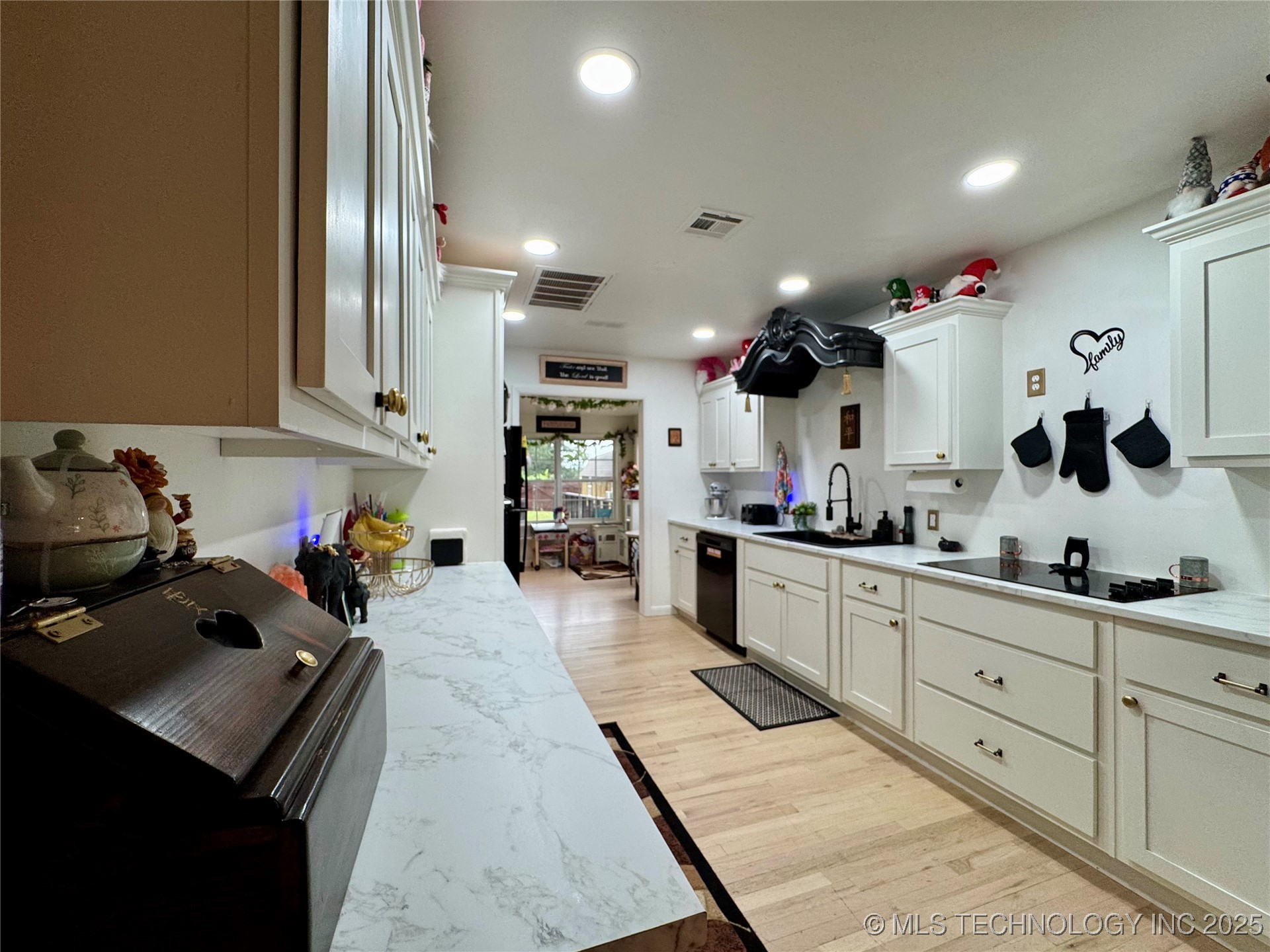 619 E 6th Avenue Property Photo 10