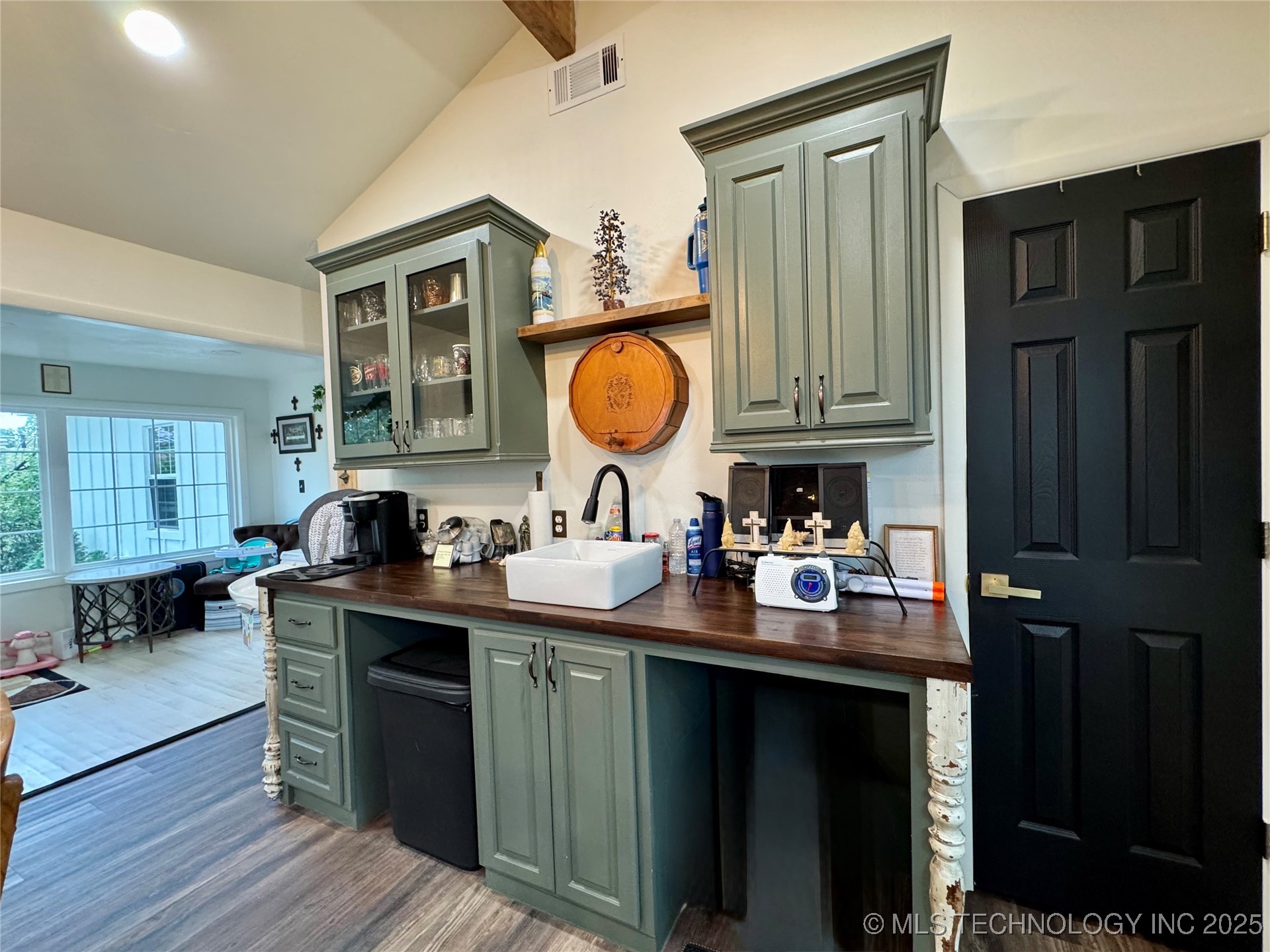 619 E 6th Avenue Property Photo 17