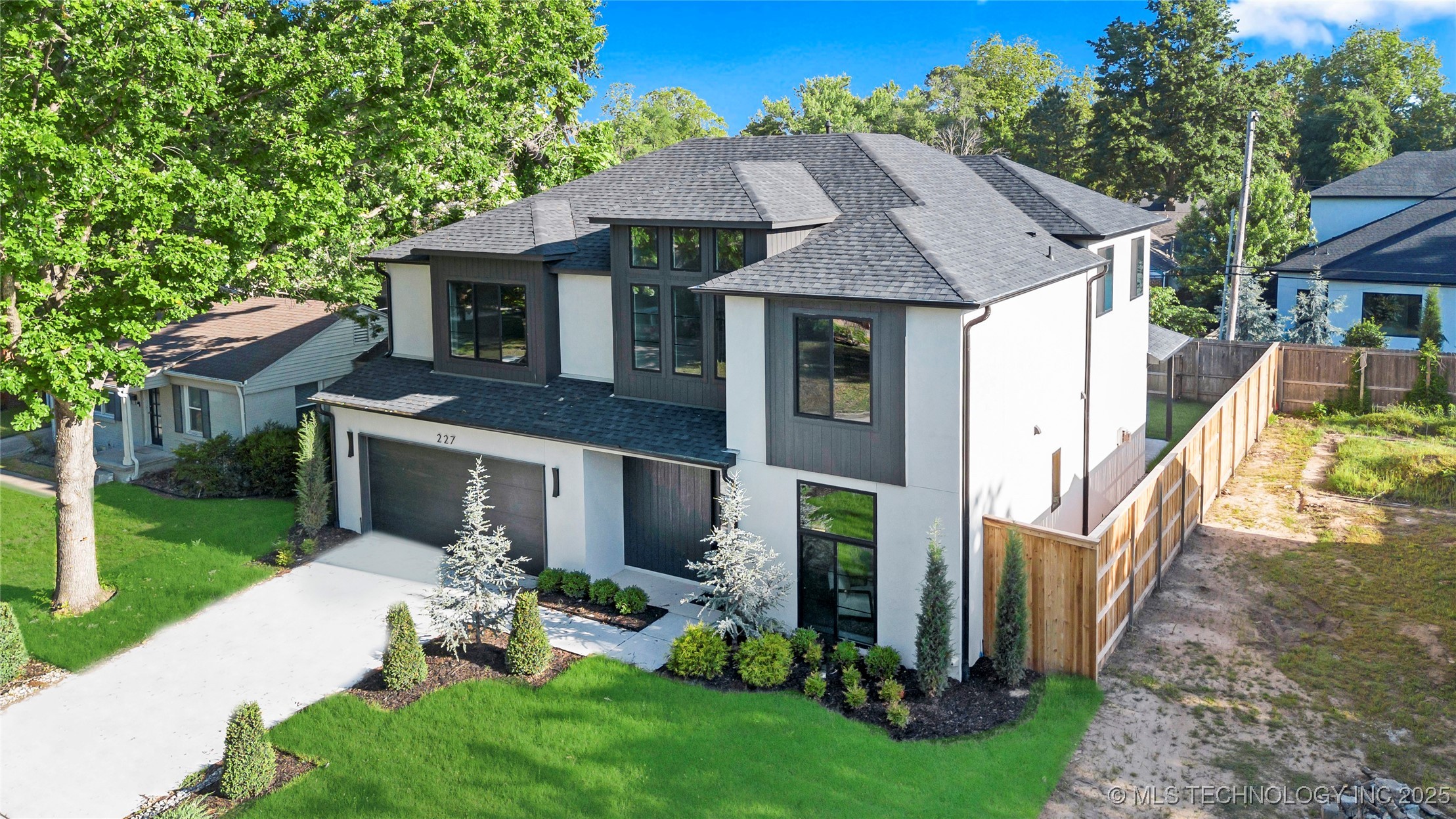 227 E 35th Street Property Photo 2