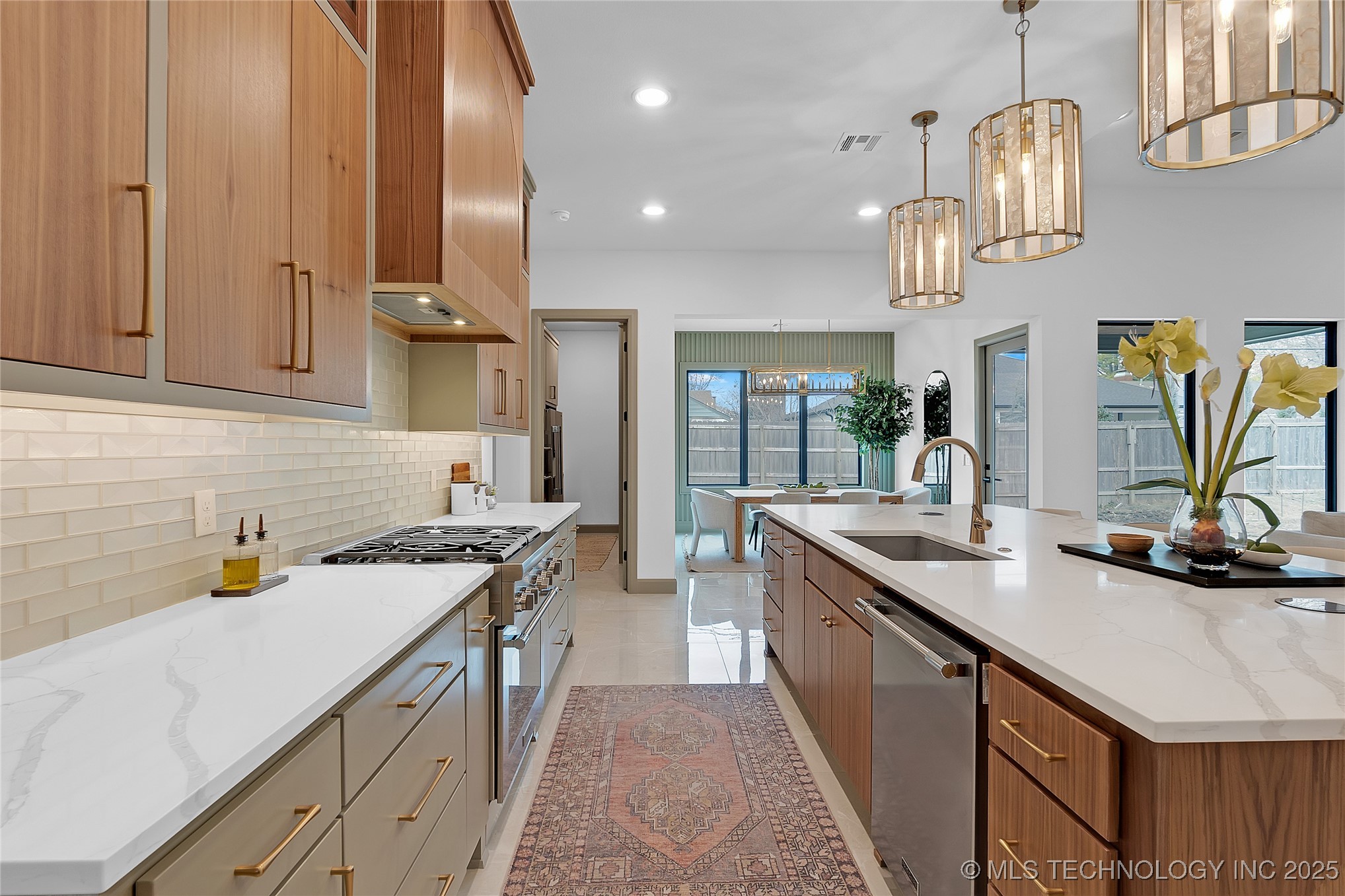 227 E 35th Street Property Photo 22