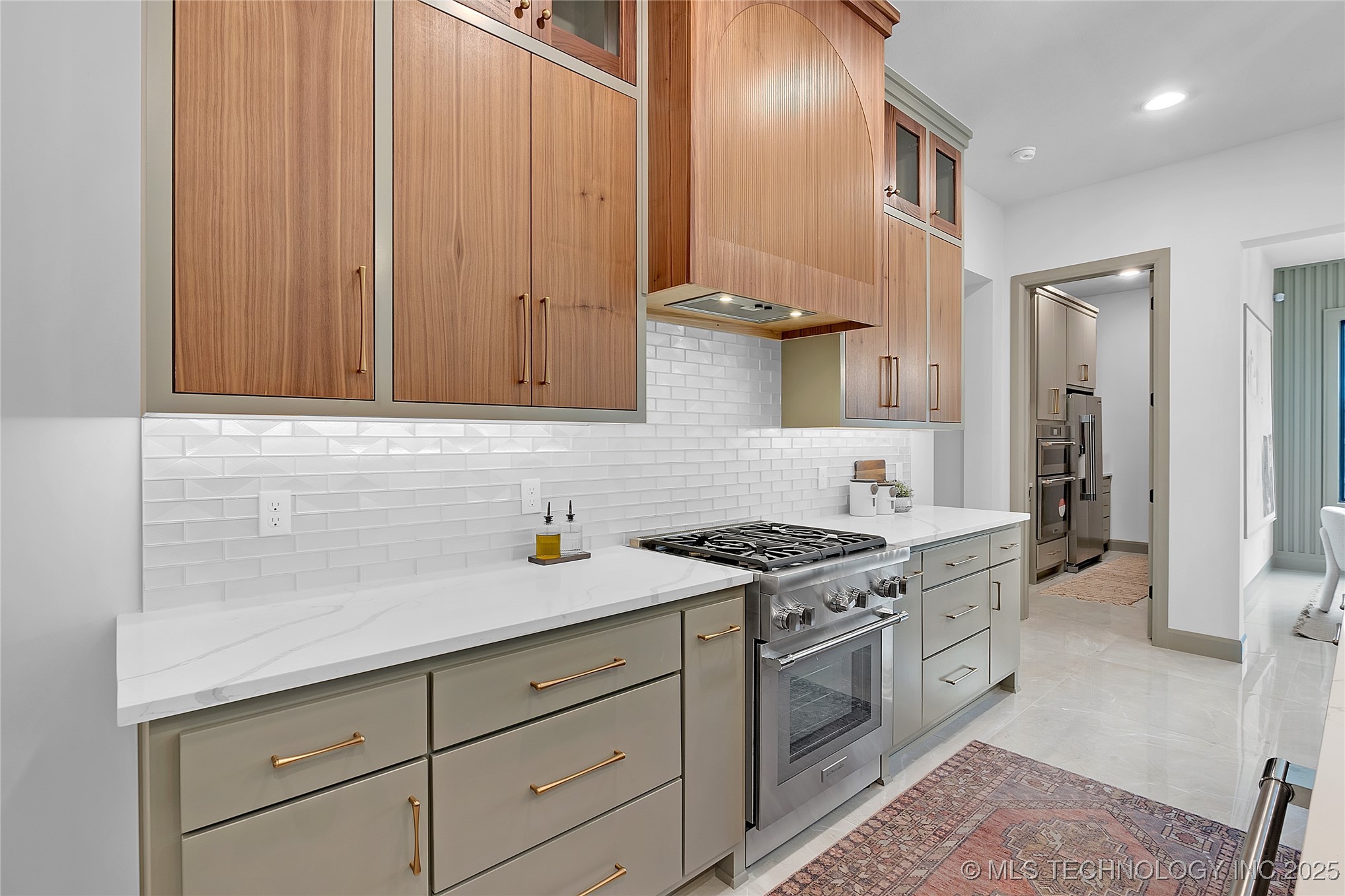 227 E 35th Street Property Photo 24