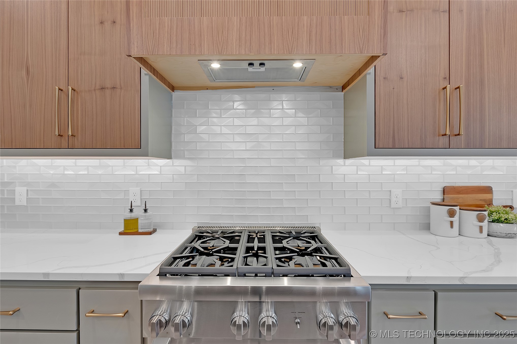 227 E 35th Street Property Photo 28