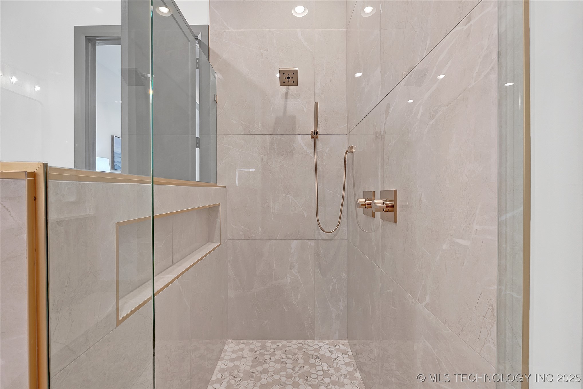 227 E 35th Street Property Photo 40