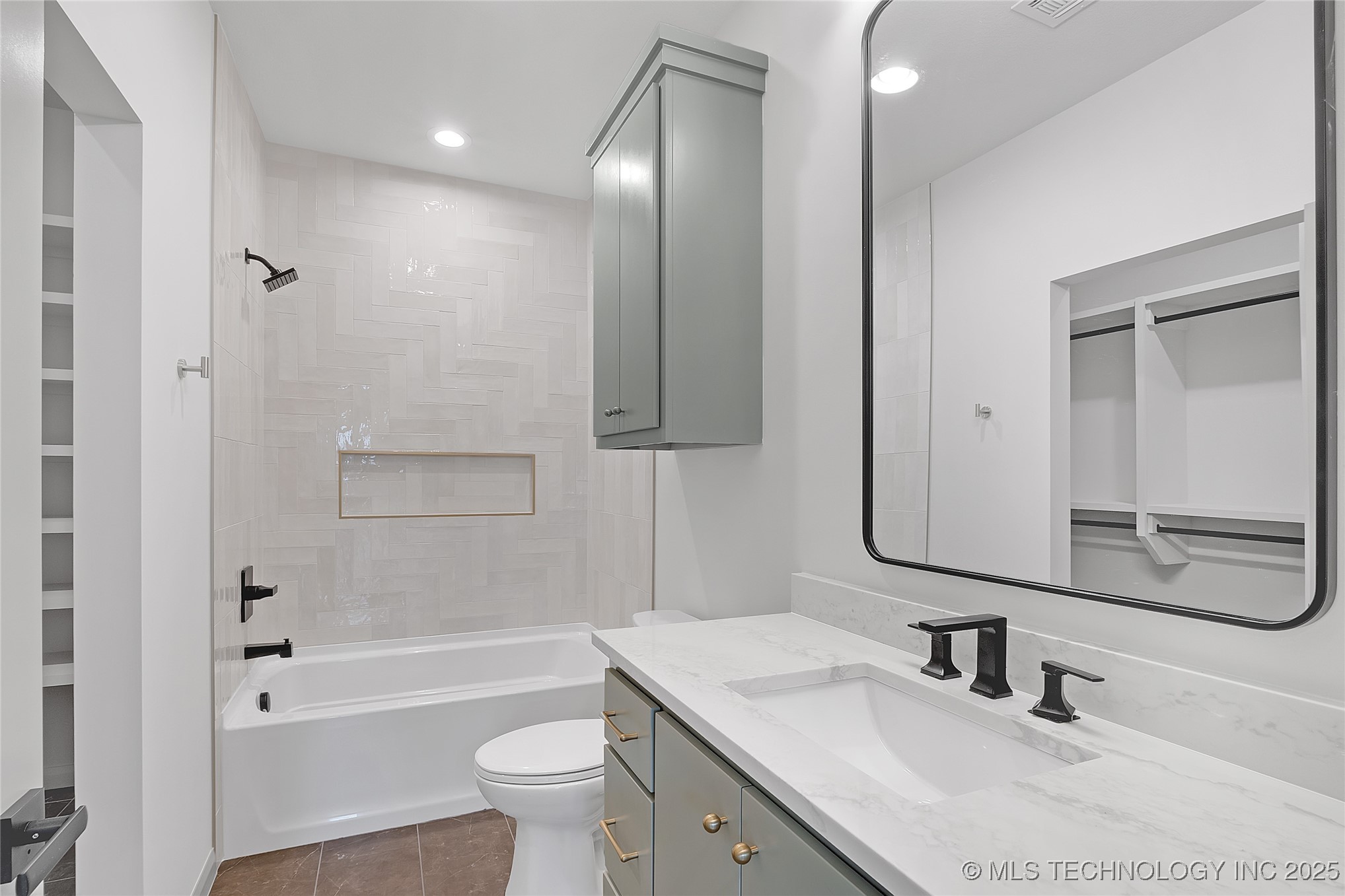 227 E 35th Street Property Photo 60