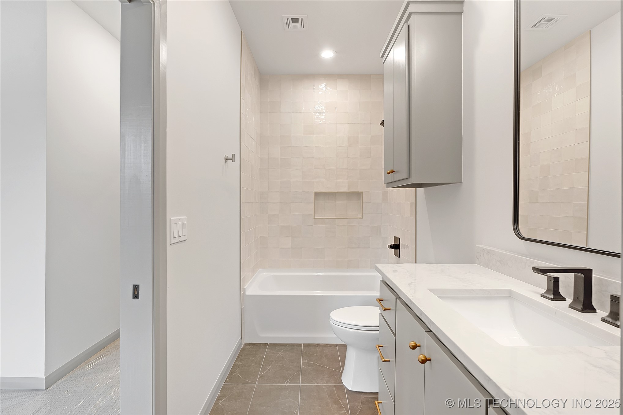 227 E 35th Street Property Photo 72