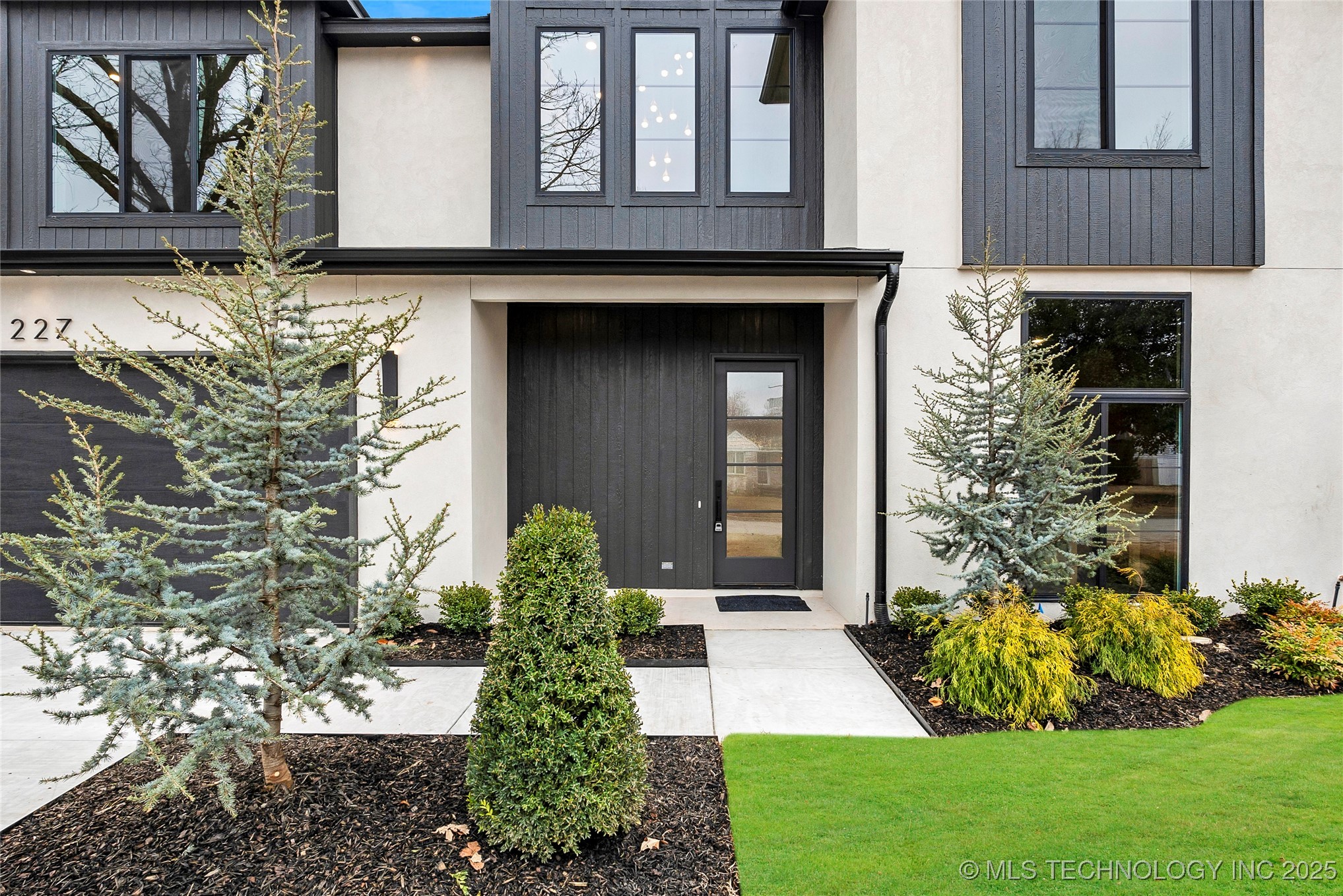 227 E 35th Street Property Photo 78