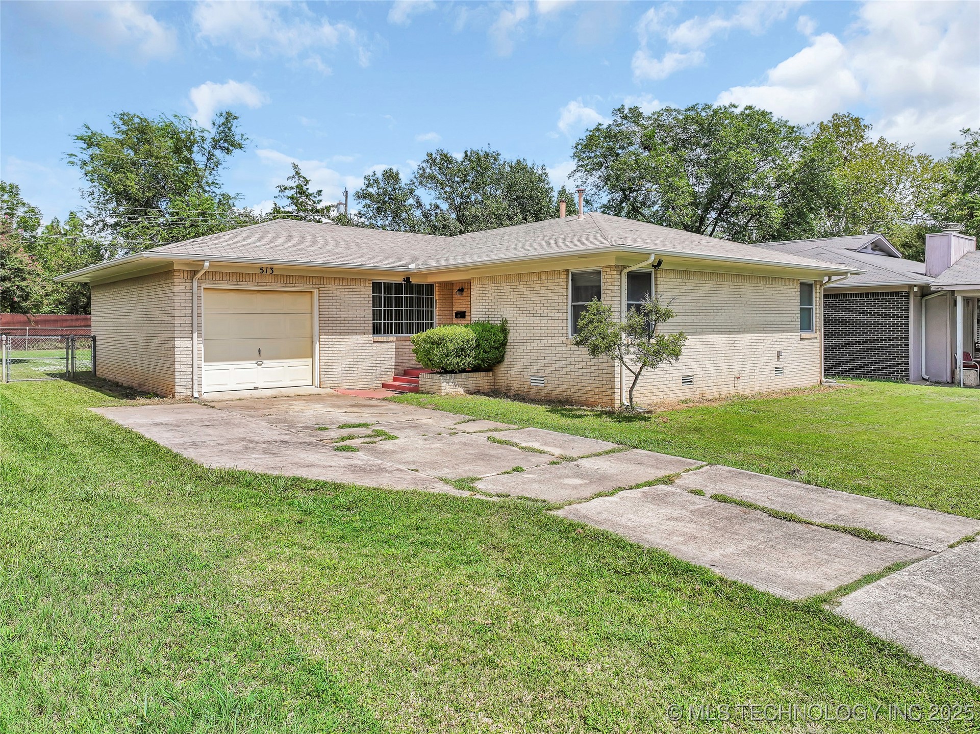 513 Northwest Boulevard Property Photo 1