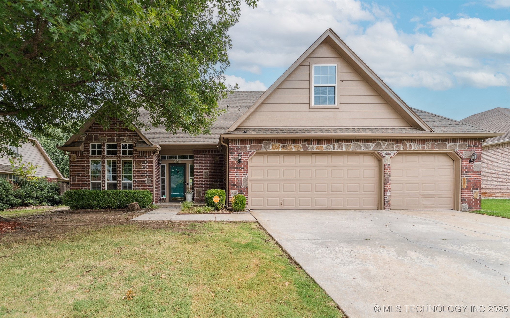 409 N Palm Avenue Property Photo 1