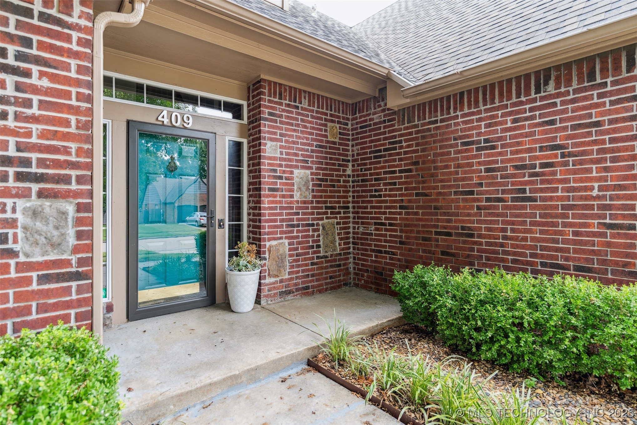 409 N Palm Avenue Property Photo 2