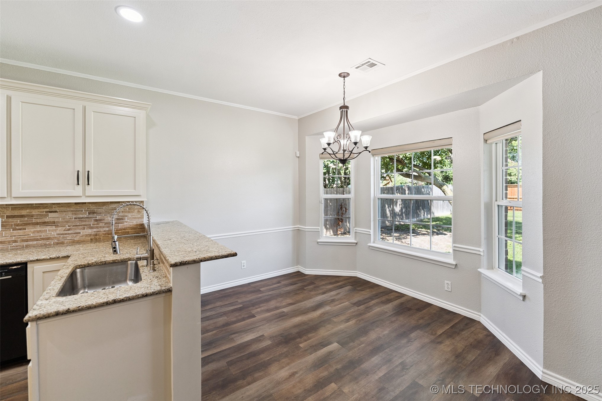 409 N Palm Avenue Property Photo 8