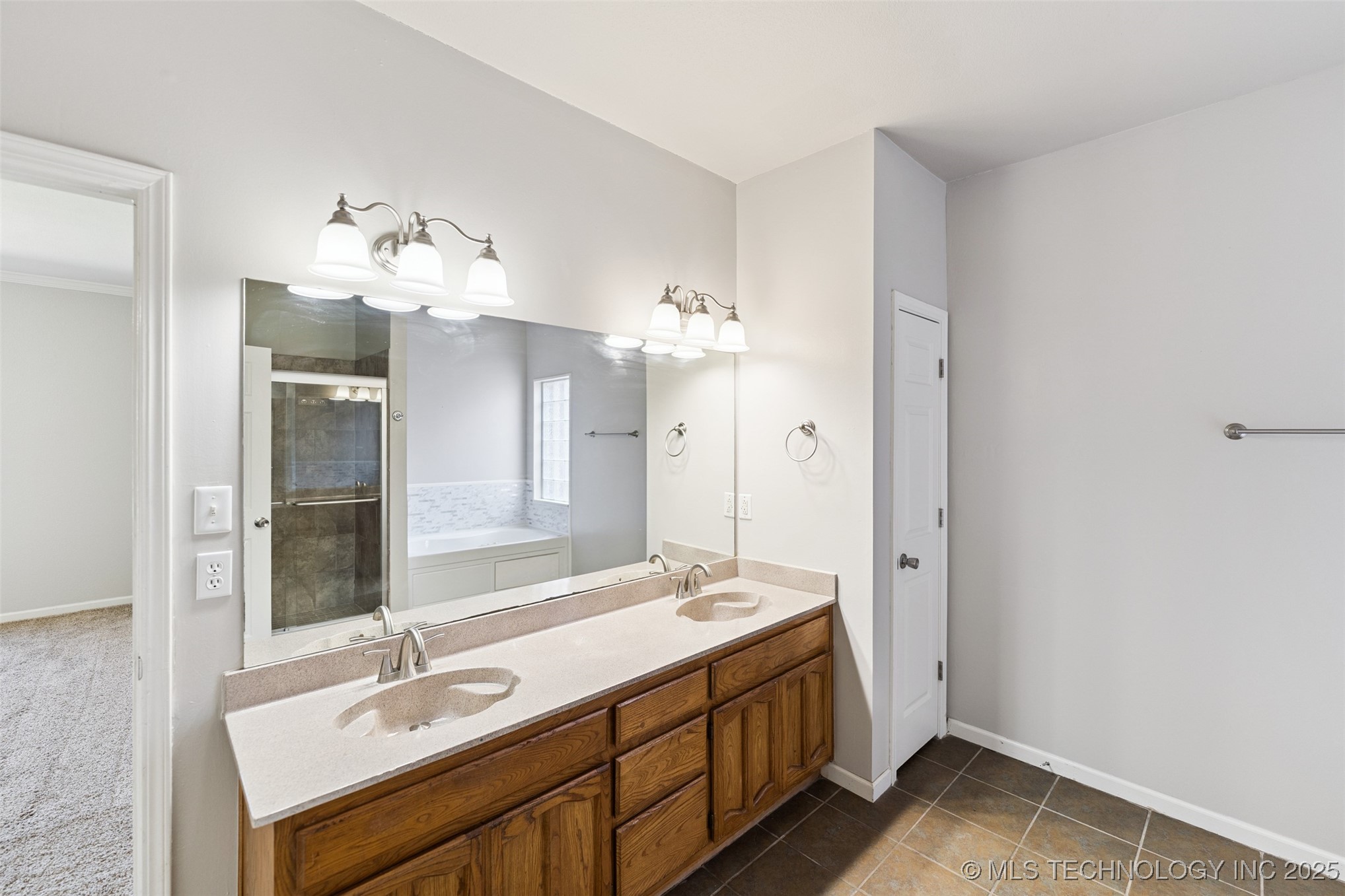 409 N Palm Avenue Property Photo 24