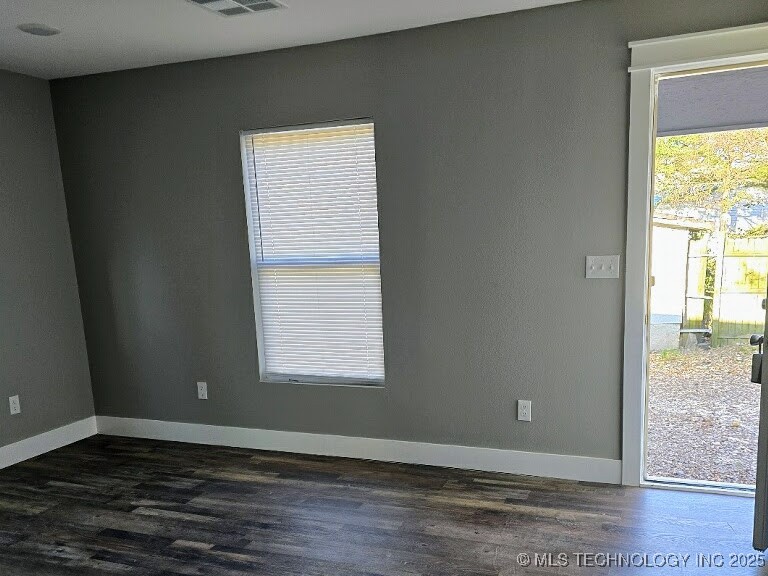 303 S Bluff Property Photo 7