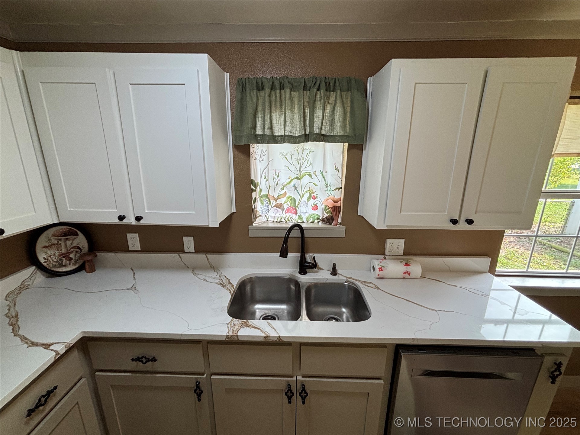 108 W Bryan Avenue Property Photo 19