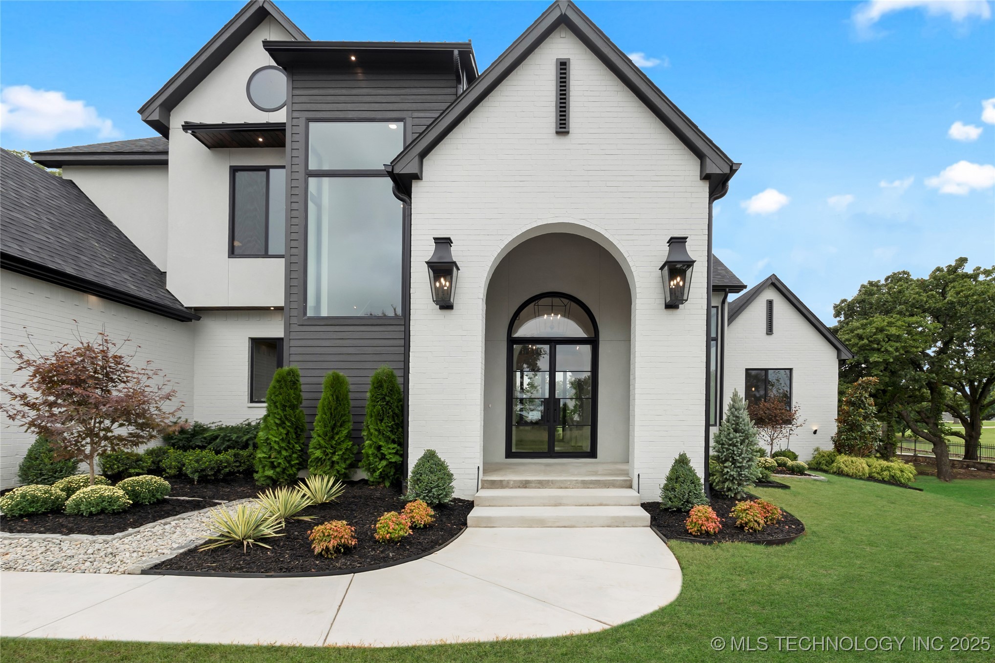 10604 S Holley Street Property Photo 2