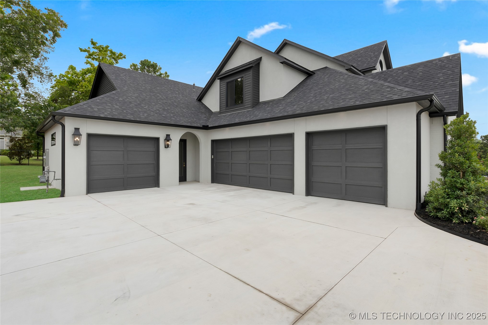 10604 S Holley Street Property Photo 4