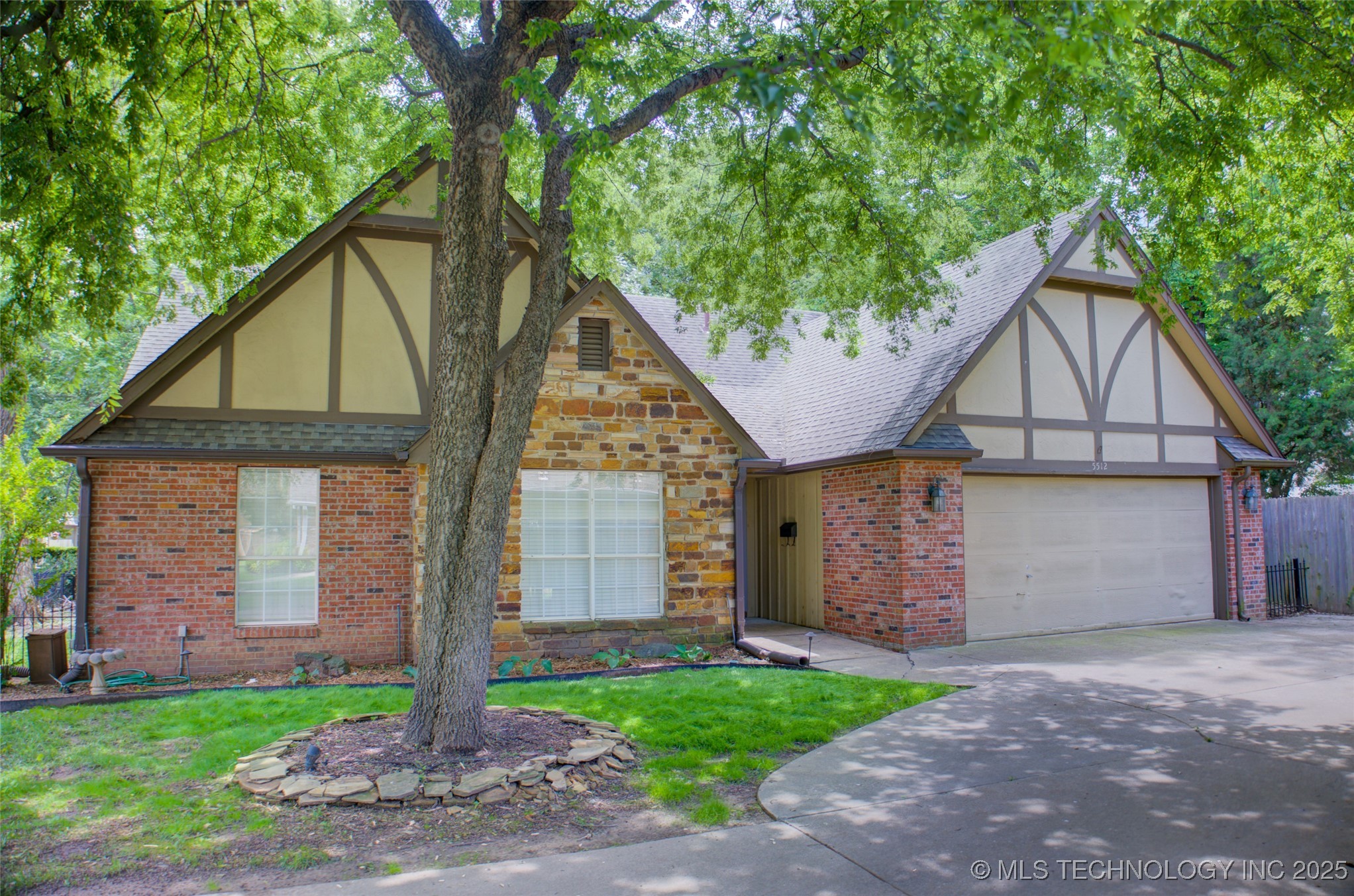 5512 S Columbia Court Property Photo 2