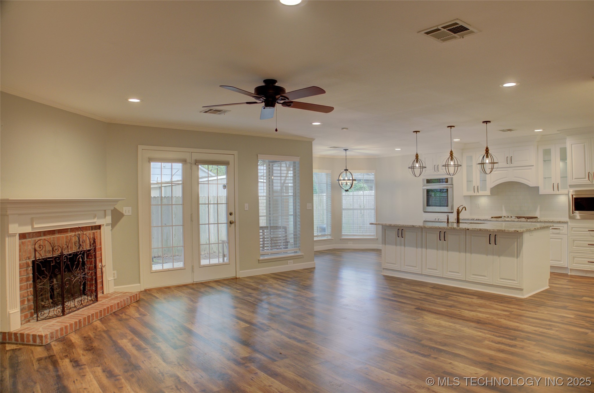 5512 S Columbia Court Property Photo 4