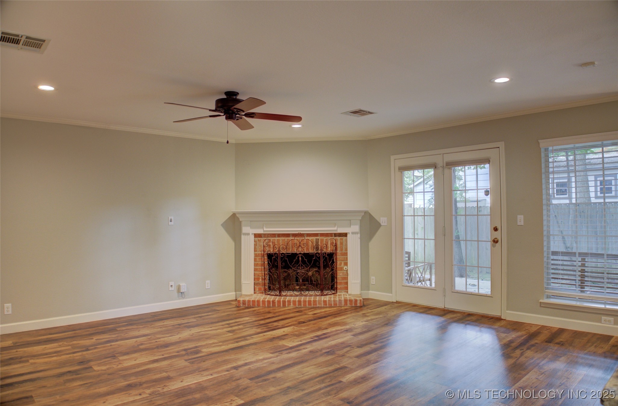 5512 S Columbia Court Property Photo 5