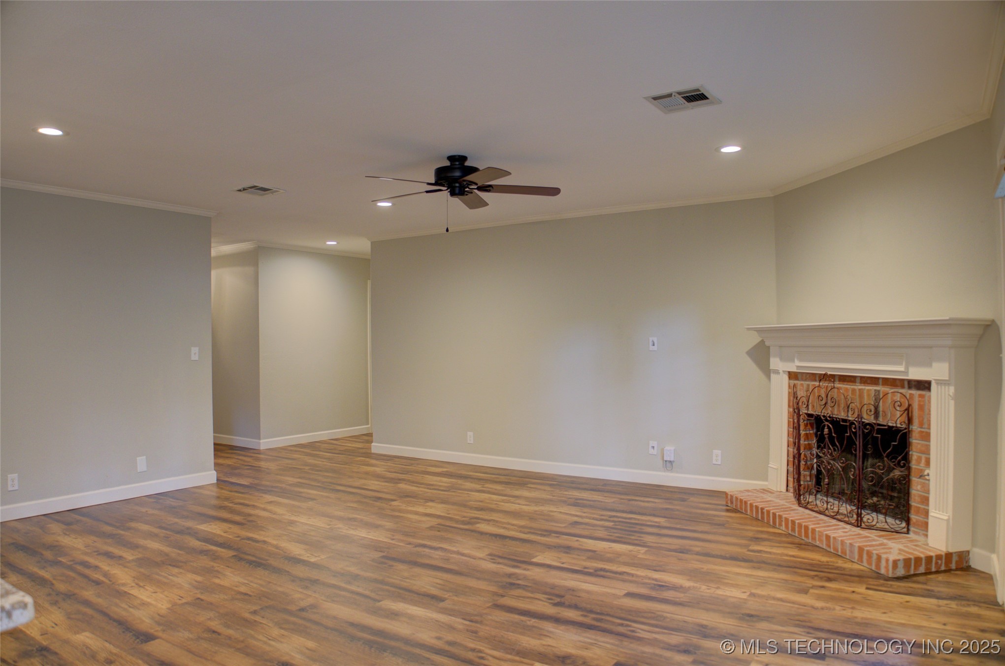 5512 S Columbia Court Property Photo 6