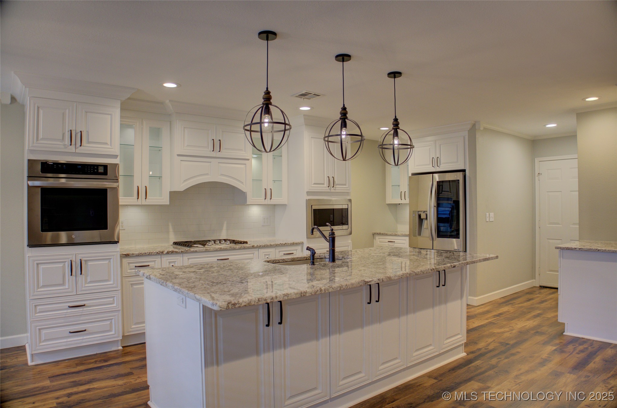 5512 S Columbia Court Property Photo 8