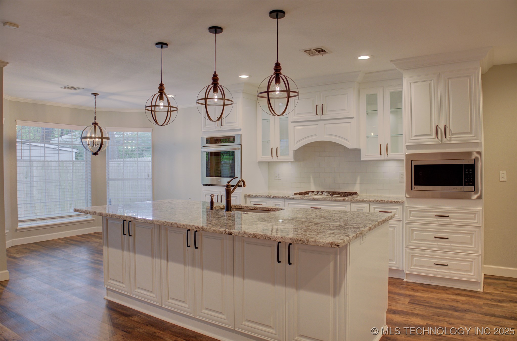 5512 S Columbia Court Property Photo 9