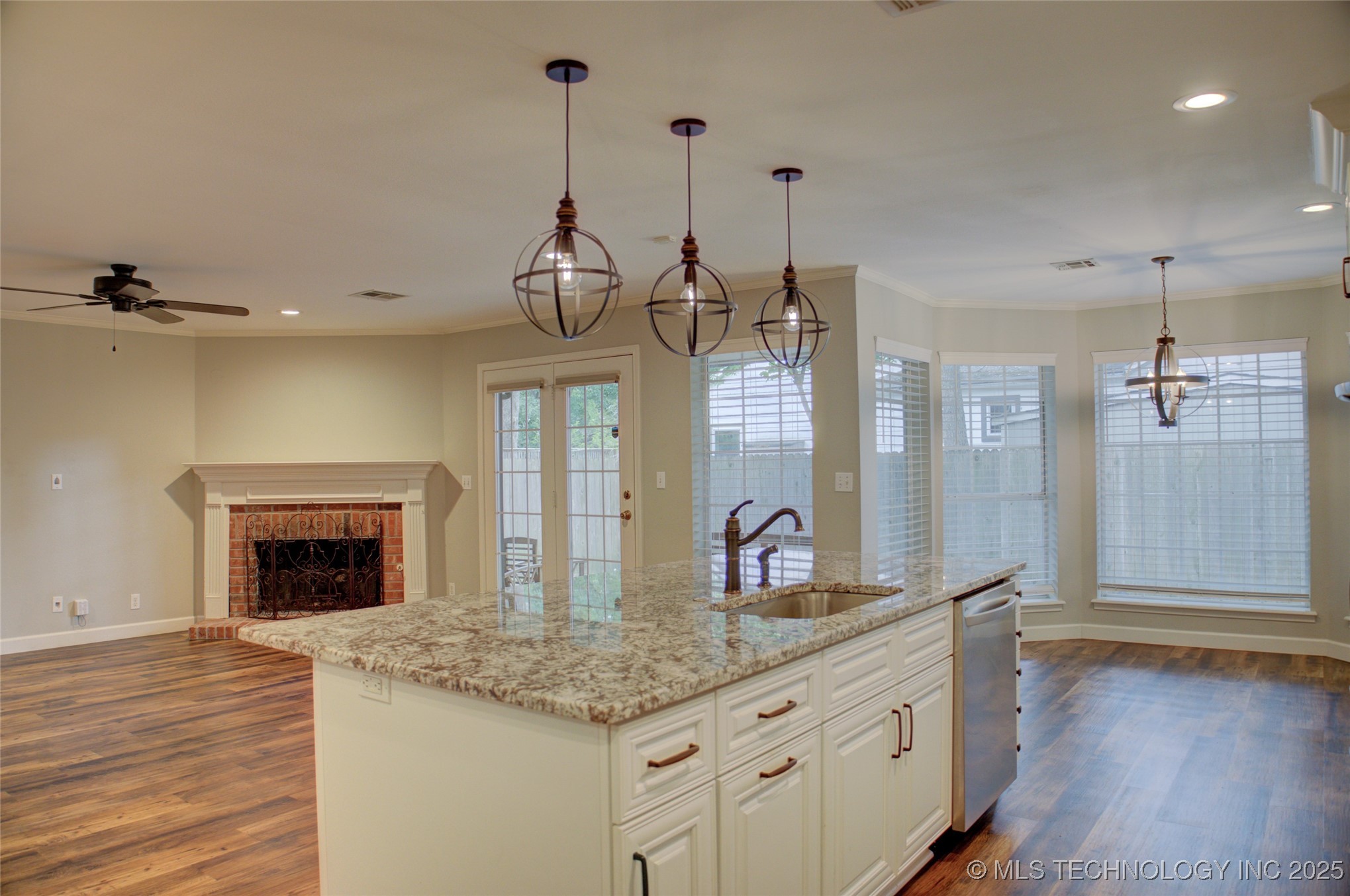 5512 S Columbia Court Property Photo 13