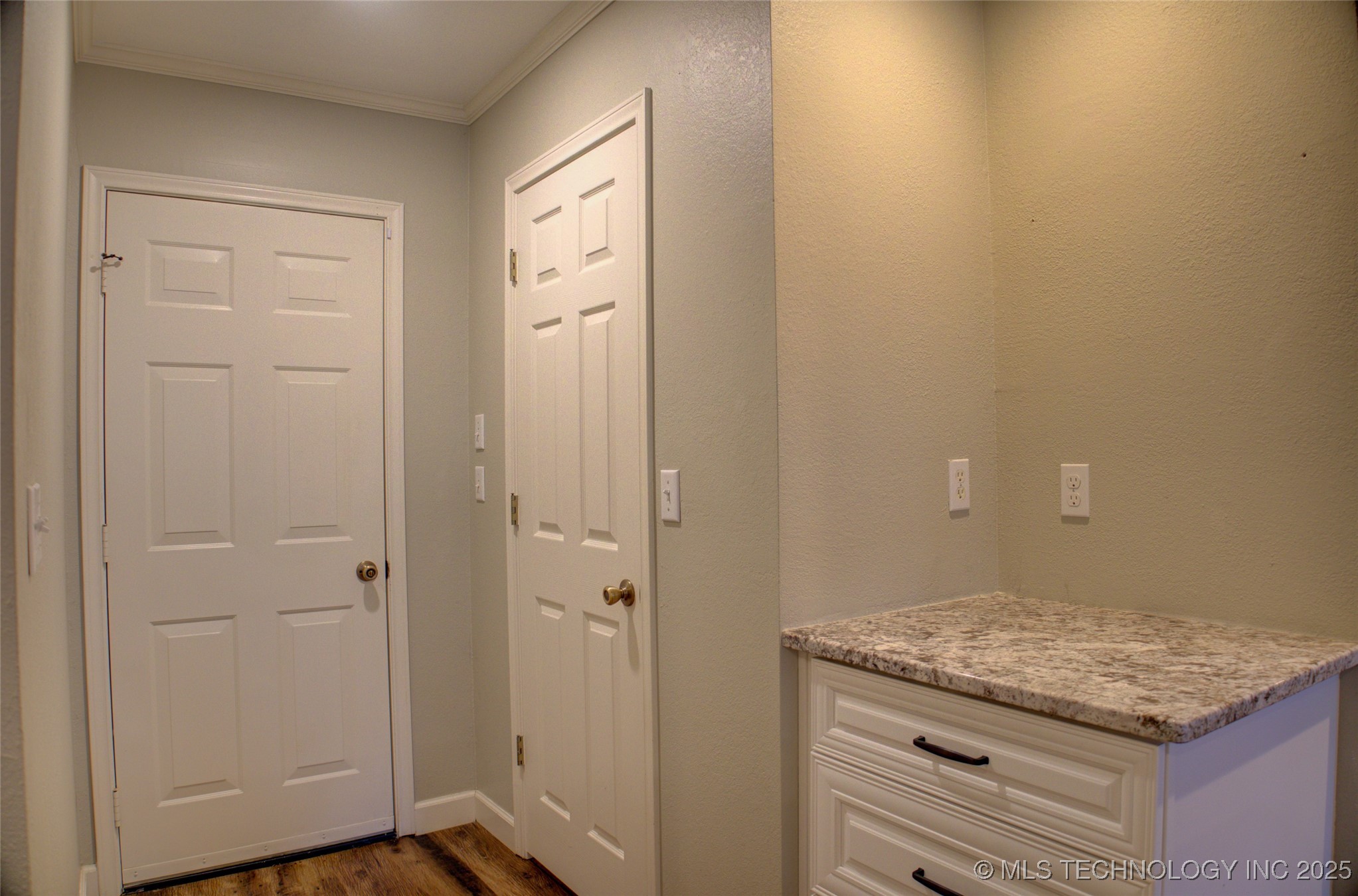 5512 S Columbia Court Property Photo 18