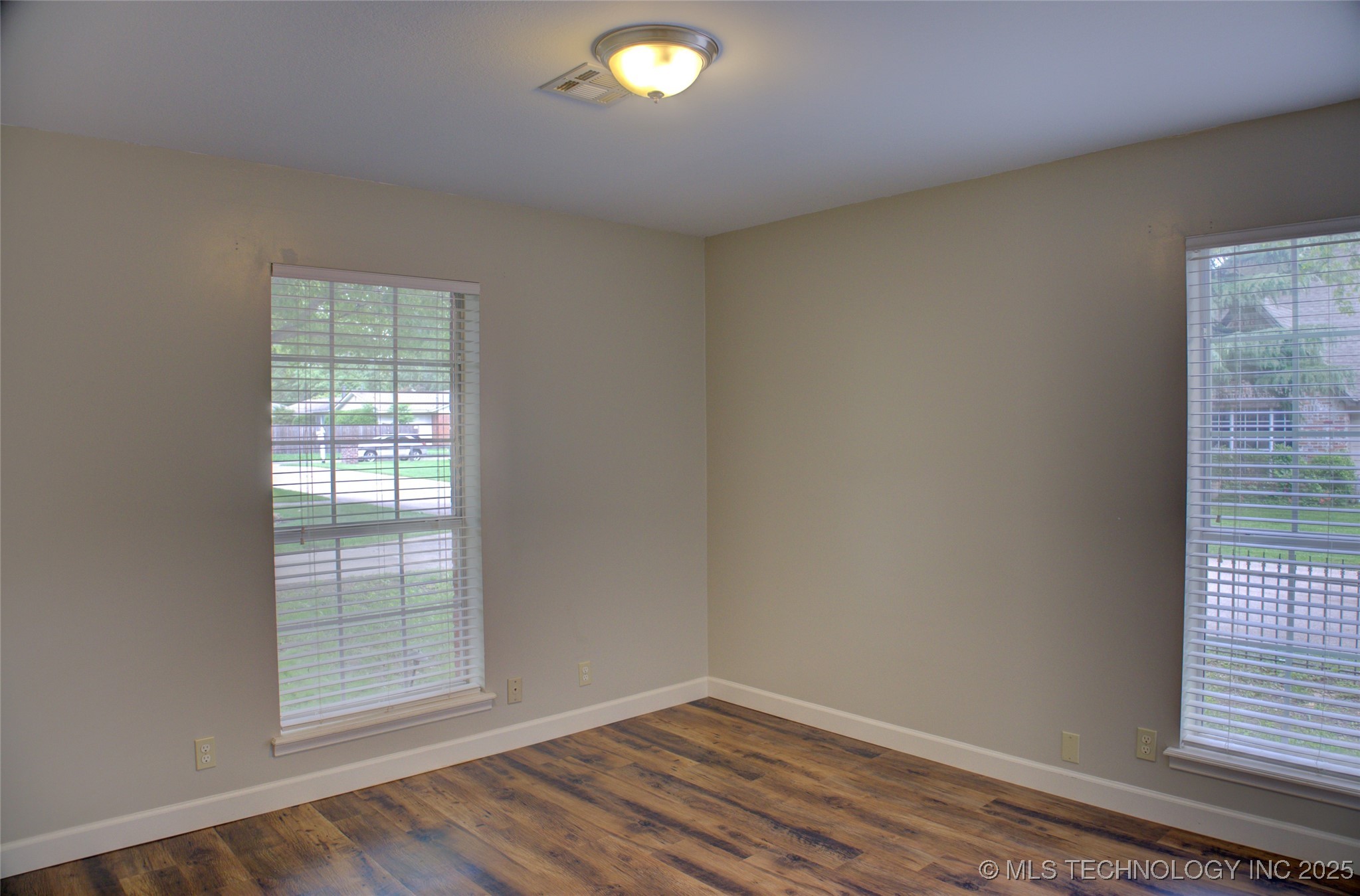 5512 S Columbia Court Property Photo 24