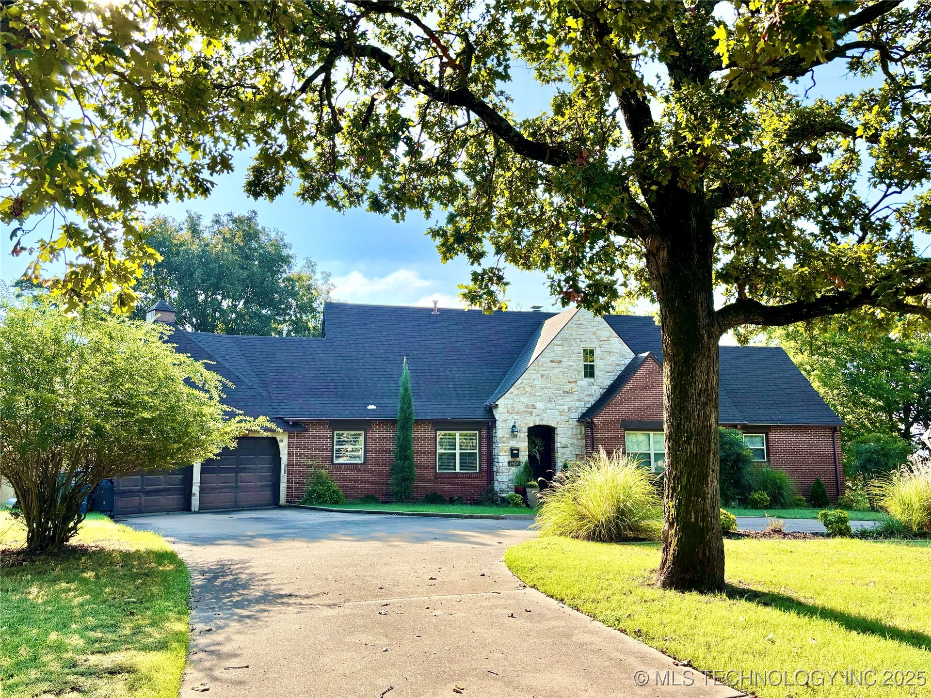 1406 Country Club Road Property Photo 2