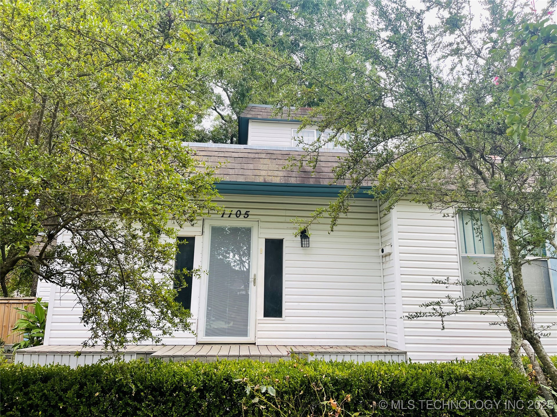 1105 W Elm Property Photo 1